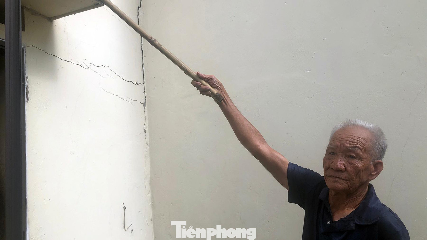 Trong khi đó, ông Mạc Văn Bổn (90 tuổi, trú thôn Trại Nẻ, phường An Lạc) cho biết, sau một vài lần xảy ra dư chấn mạnh, cổng vào nhà ông bị đổ, còn tường nhà cũng nứt chằng chịt. Ông Bổn cho biết, ông và vợ nhiều đêm mất ngủ vì dư chấn. Trong khi đó, ông Mạc Văn Bổn (90 tuổi, trú thôn Trại Nẻ, phường An Lạc) cho biết, sau một vài lần xảy ra dư chấn mạnh, cổng vào nhà ông bị đổ, còn tường nhà cũng nứt chằng chịt. Ông Bổn cho biết, ông và vợ nhiều đêm mất ngủ vì dư chấn.