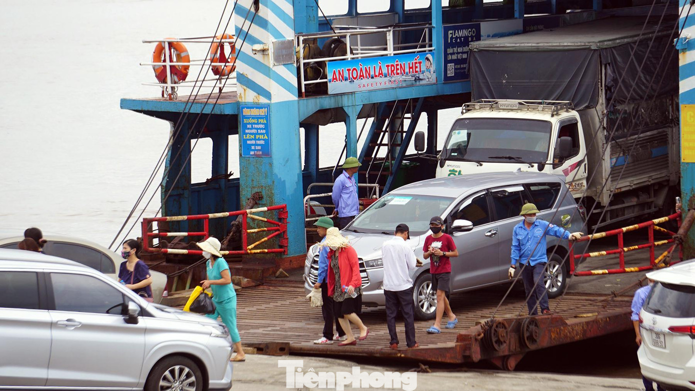 "Tôi đã tránh ngày nghỉ cuối tuần tuy nhiên ngày giữa tuần vẫn xảy ra ùn tắc kéo dài hàng giờ. Du khách xếp hàng mua vé, ô tô nối đuôi nhau chờ lượt được lên phà. Sau 2 giờ xếp hàng, tôi cũng lên được phà để ra đảo", chị Thúy nói.
