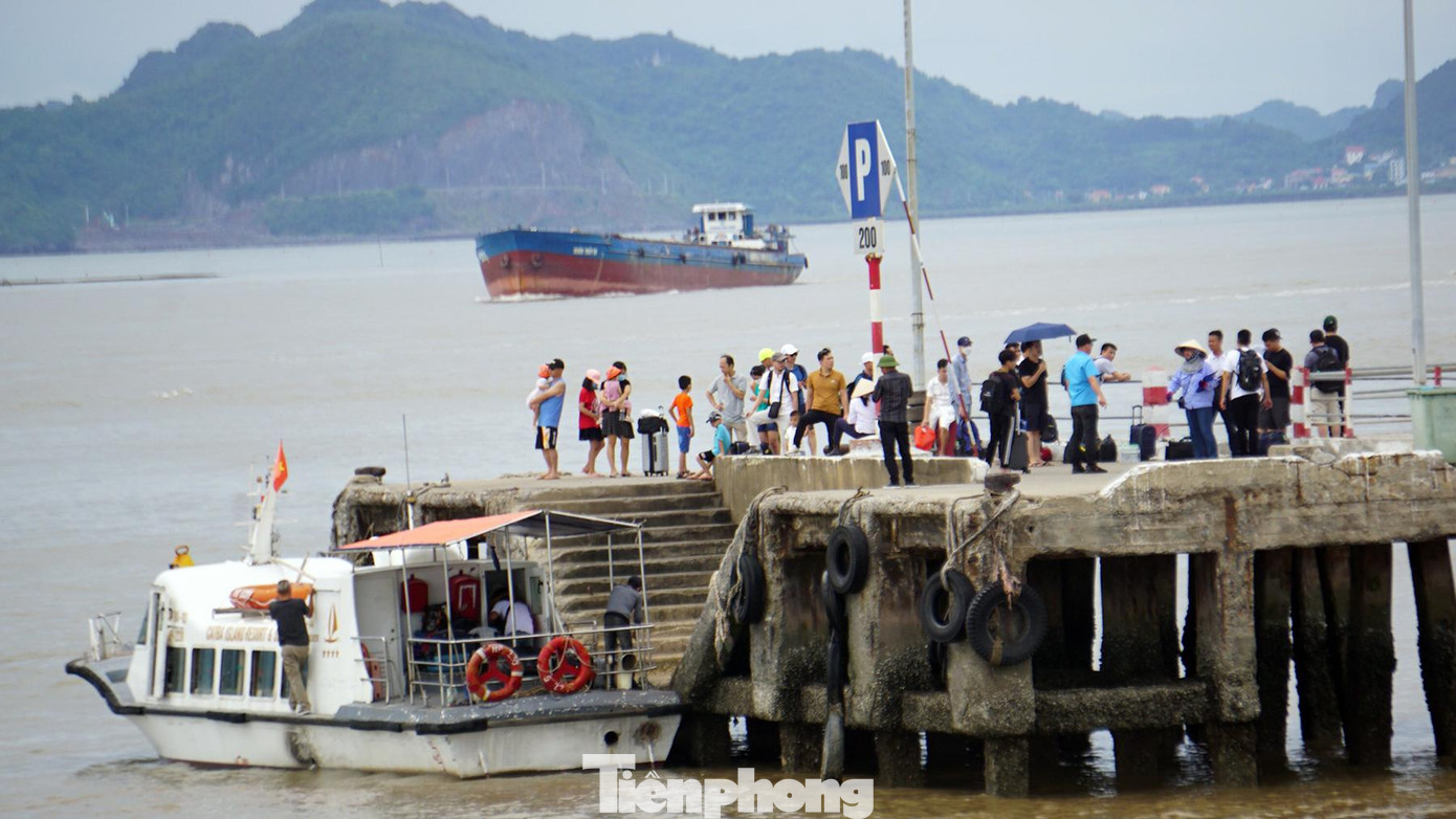 Một số đoàn khách theo tour di chuyển trên xuồng cano từ bến Gót sang bến Cái Viềng. Sau đó, những khách đi theo đoàn sẽ được đón từ bến phà về khách sạn. Nhóm khách này không lái ô tô cá nhân ra đảo do đó không phải chờ đợi phà.