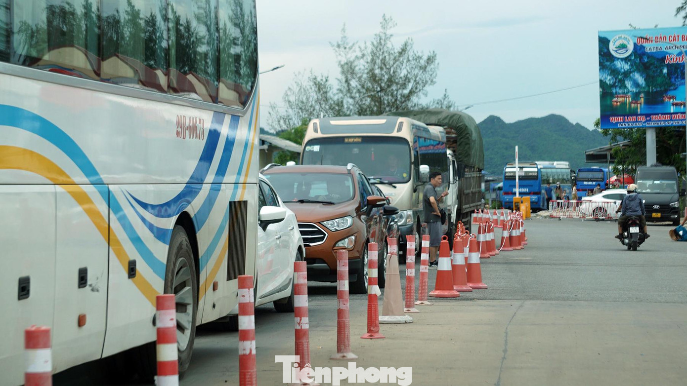 Nhiều tài xế xuống đường hút thuốc do phải chờ phà nhiều giờ.