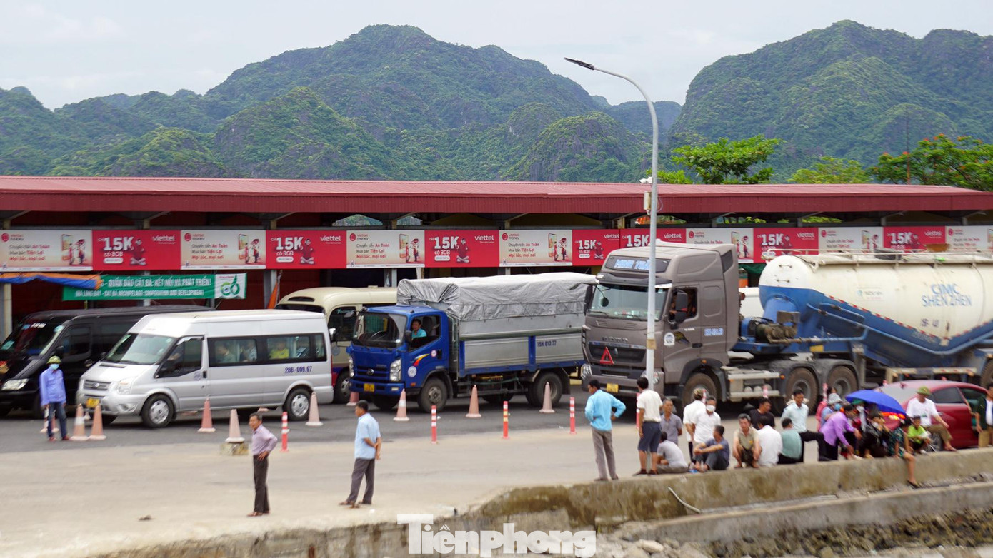 Ở chiều ngược lại, khách du lịch di chuyển từ đảo Cát Bà về đất liền khó khăn hơn do tình trạng ùn tắc diễn ra cả buổi sáng và chiều. Anh Quân (tài xế) chia sẻ, dù không phải ngày cao điểm nhưng vẫn phải xếp hàng khoảng 2 giờ để được lên phà về nhà.