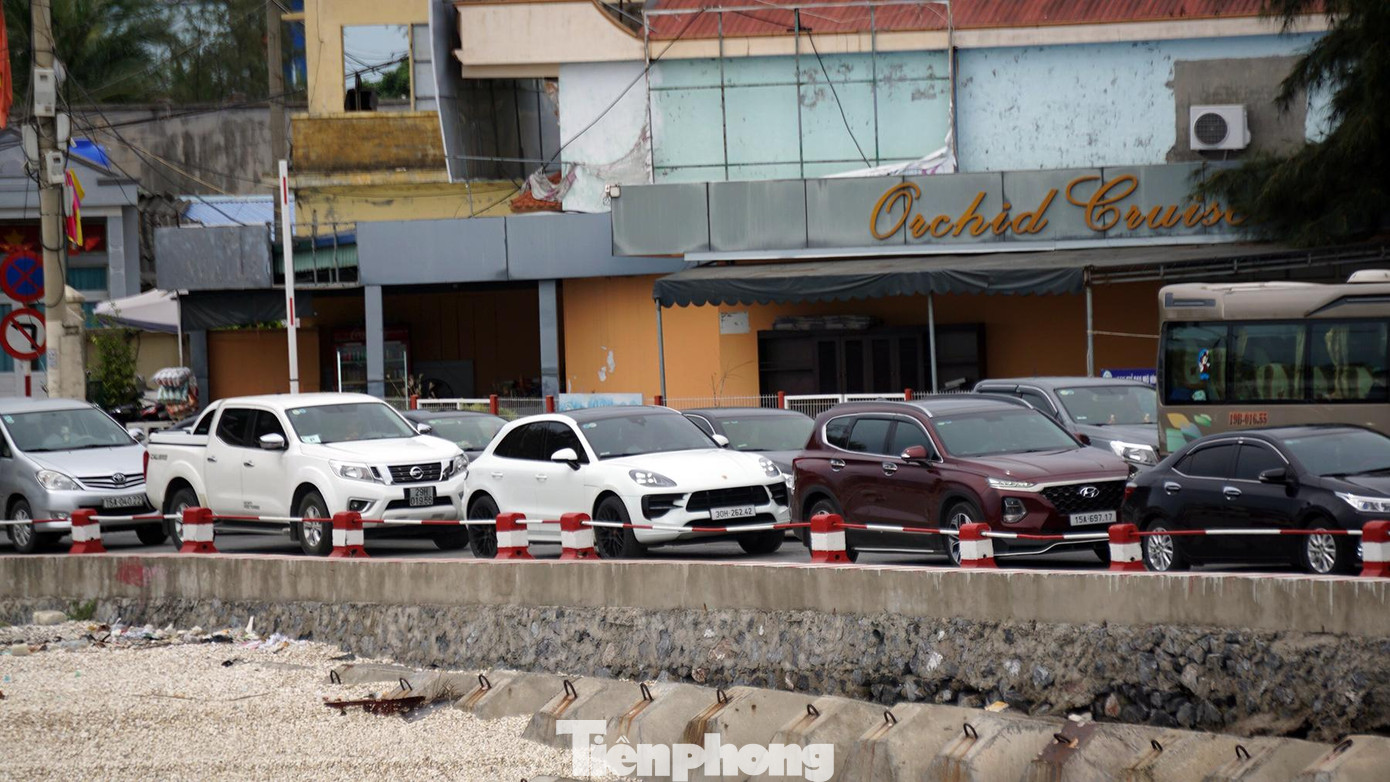 Con đường duy nhất lên phà Gót luôn kẹt cứng ô tô từ sáng đến trưa hằng ngày. Do thời điểm này, lượng khách từ Hà Nội và các tỉnh đổ dồn ra Cát Bà để kịp giờ check-in.