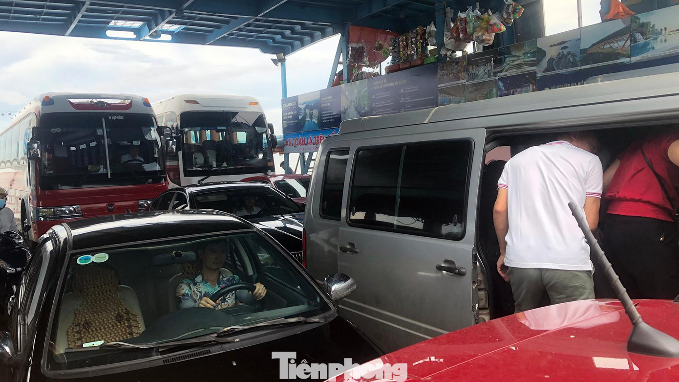 Một nhân viên bến phà Gót chia sẻ, tháng 6 nắng nóng oi bức dài ngày, khách du lịch ra Cát Bà tăng đột biến so với những tháng đầu mùa. Bất kể ngày nghỉ, cuối tuần hay ngày bình thường, bến phà luôn hoạt động hết công suất.