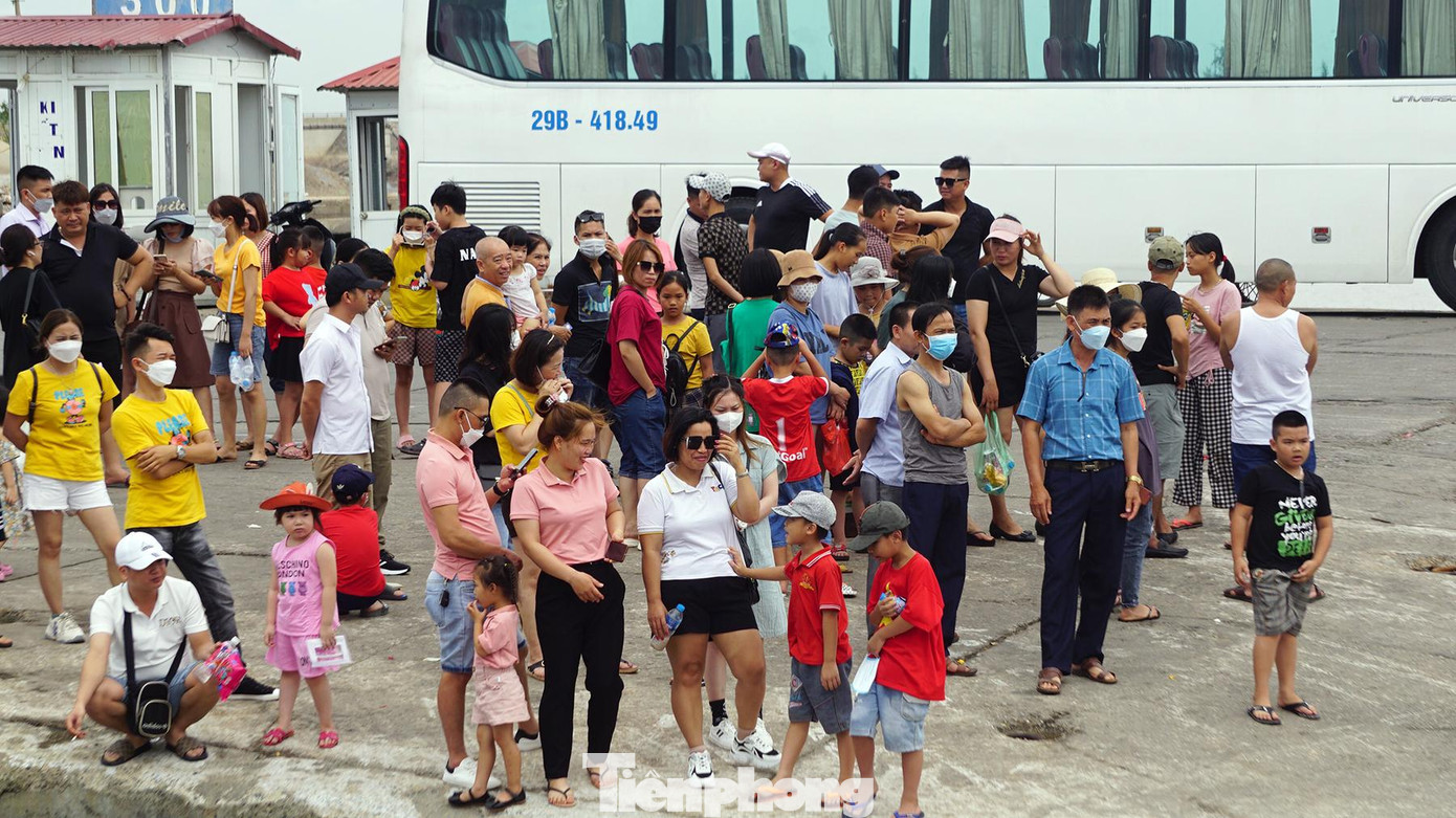 Chị Thúy (người Hà Nội) cho biết, tháng 6 các con chị được nghỉ hè và thời tiết nắng nóng oi bức nên chị cùng gia đình đặt khách sạn ra Cát Bà tắm biển, đi tham quan vịnh. Cả gia đình chị dậy từ rất sớm di chuyển từ Hà Nội xuống nhưng vẫn phải xếp hàng chờ hàng giờ để lên phà do quá tải, ùn tắc.