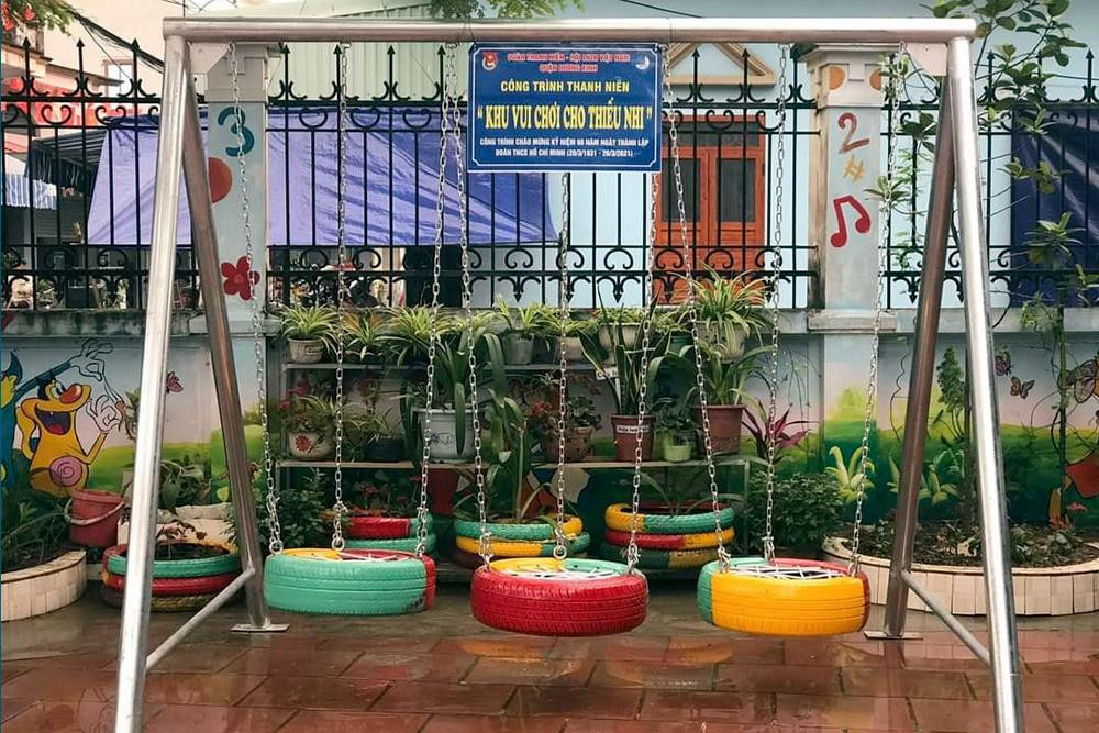 Ngoài ra, Đoàn thanh niên TP Hải Phòng cũng triển khai công trình Khu vui chơi cho thiếu nhi, qua đó trao tặng 17 khu vui chơi cho thiếu nhi tại các điểm sinh hoạt thiếu nhi thuộc các quận, huyện trên địa bàn Thành phố. Ngoài ra, Đoàn thanh niên TP Hải Phòng cũng triển khai công trình Khu vui chơi cho thiếu nhi, qua đó trao tặng 17 khu vui chơi cho thiếu nhi tại các điểm sinh hoạt thiếu nhi thuộc các quận, huyện trên địa bàn Thành phố.