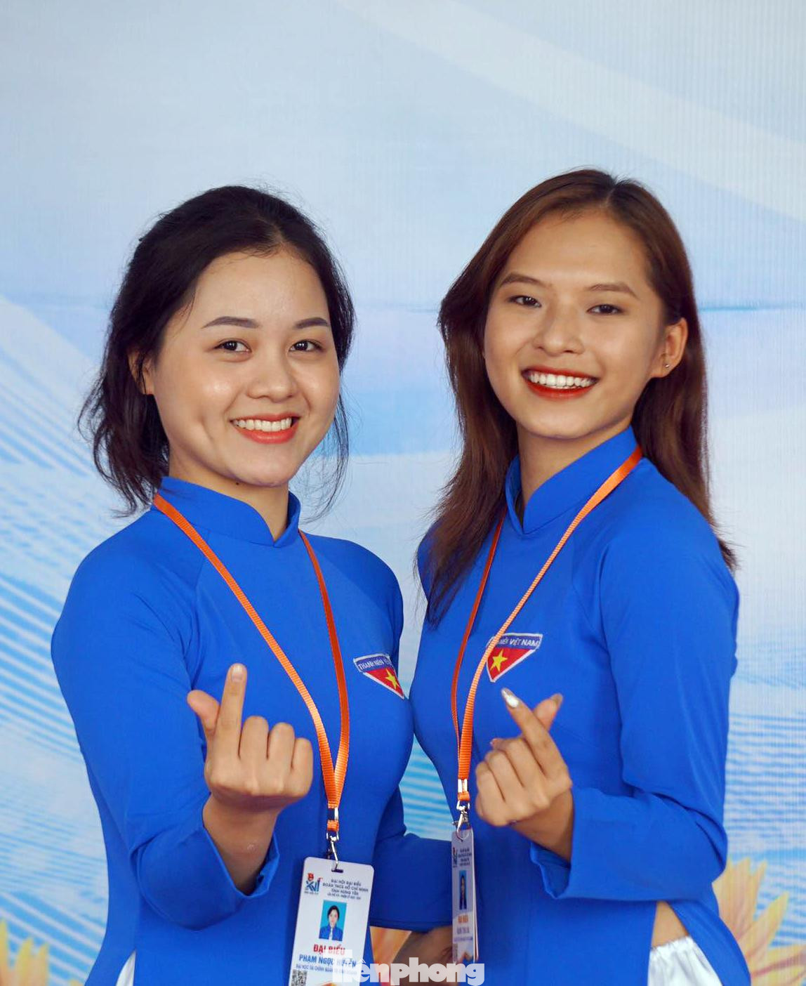 Các đại biểu dự Đại hội chụp ảnh lưu niệm trước sảnh Trung tâm hội nghị tỉnh Hưng Yên.