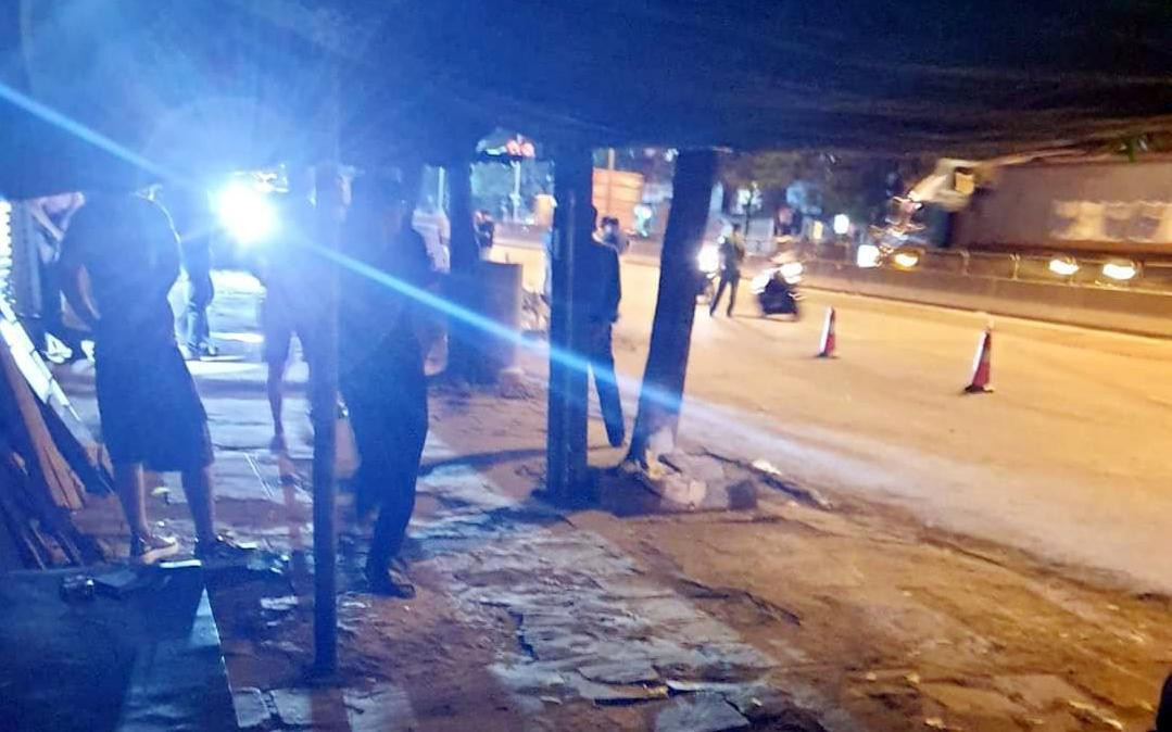 Cảnh sát khám nghiệm hiện trường. Cảnh sát khám nghiệm hiện trường.