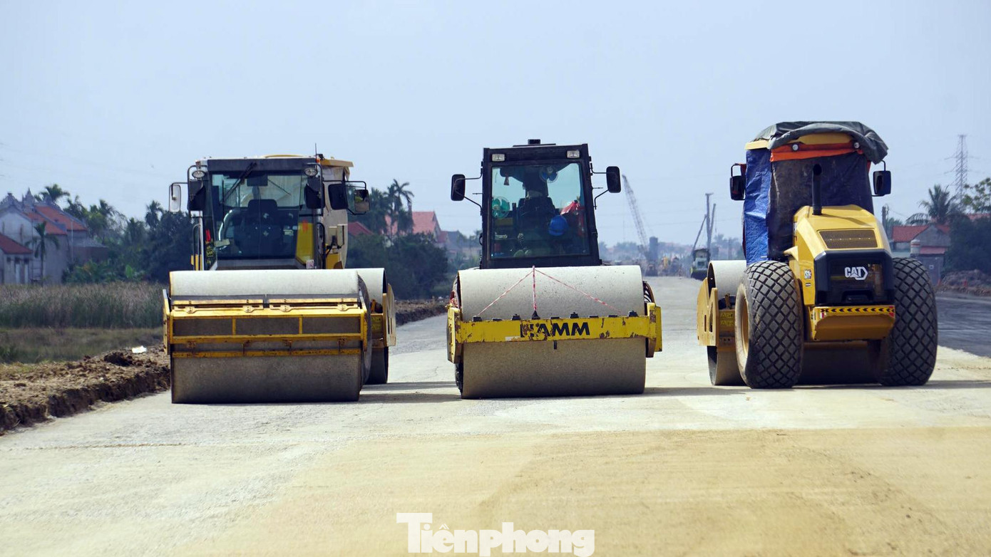 Kiểm tra dự án, Phó Thủ tướng Lê Văn Thành nhấn mạnh, hiện công trình đã được bàn giao đầy đủ mặt bằng, sẵn vật liệu, bố trí đủ vốn. Do đó, hoàn toàn có cơ sở để rút ngắn tiến độ thực hiện.