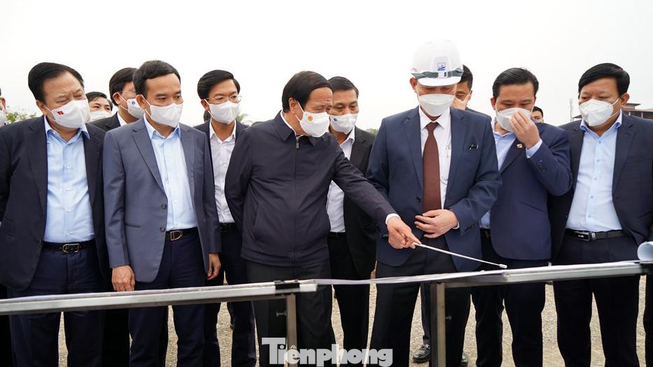 Trong chuyến thăm, làm việc với UBND TP Hải Phòng, Phó Thủ tướng Lê Văn Thành và lãnh đạo một số bộ, ngành đã kiểm tra Dự án tuyến đường bộ ven biển đoạn qua địa phận thành phố Hải Phòng.