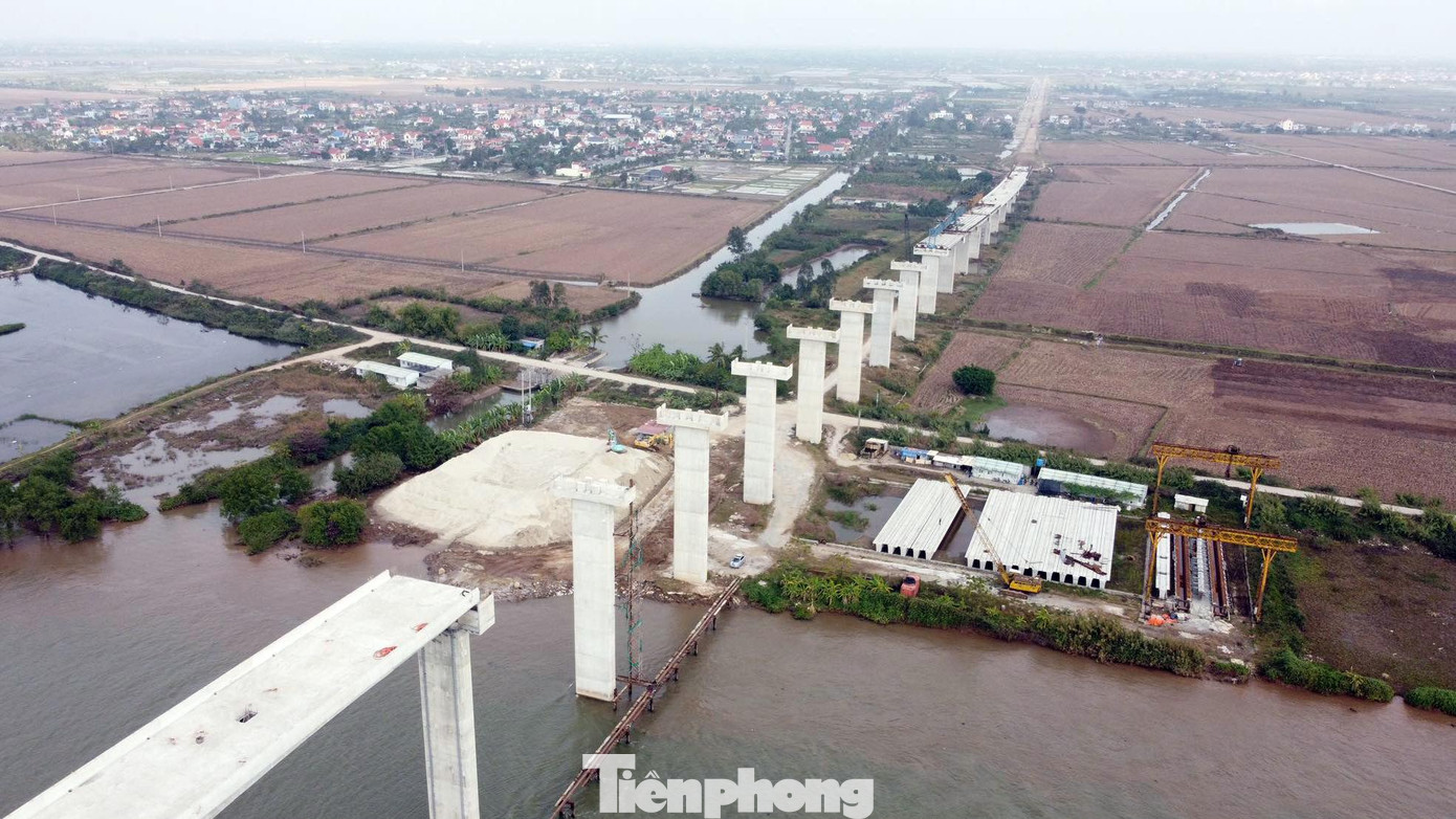 Theo BQL Dự án đầu tư xây dựng công trình giao thông Hải Phòng, hiện dự án đã thực hiện được 33% khối lượng công việc gồm xử lý nền đường, phối đá dăm, cống ngang đường, cầu Lạch Họng, cầu ĐH.212.