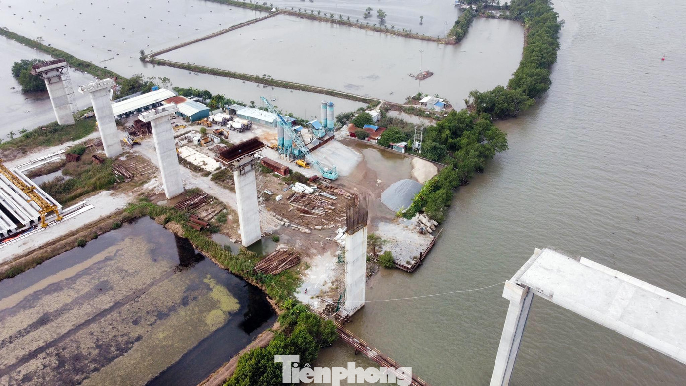 Cận cảnh công trường thi công xây dựng cầu Văn Úc, nối huyện Tiên Lãng và quận Đồ Sơn (TP Hải Phòng).