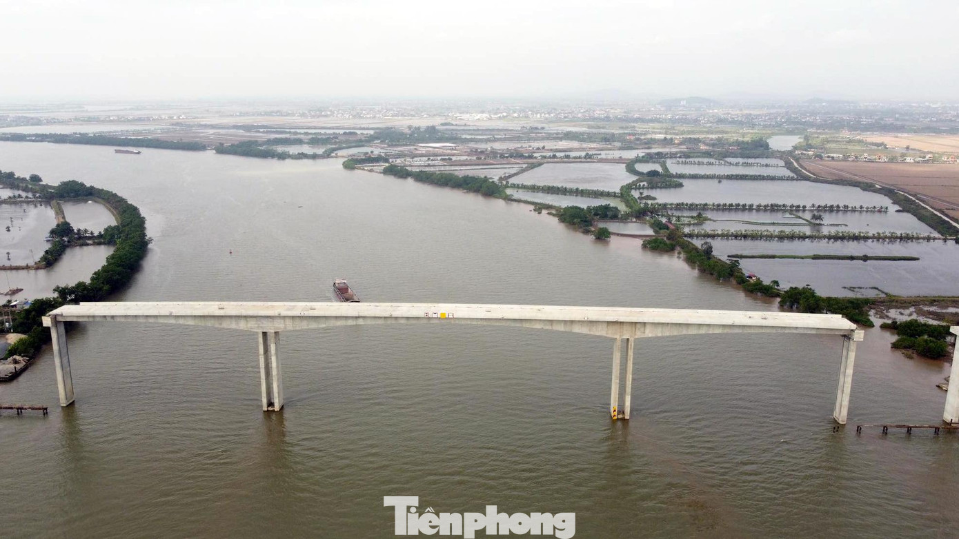 Trao đổi với Tiền Phong, ông Trần Văn Pha - Giám đốc Ban điều hành dự án đường ven biển Hải Phòng - Thái Bình cho biết, còn một số hộ dân chưa bàn giao mặt bằng để thi công cầu. Để đảm bảo tiến độ thông xe vào đầu năm 2023, đơn vị đã kiến nghị huyện Tiên Lãng nhanh chóng giải quyết dứt điểm để bàn giao mặt bằng cho nhà thầu triển khai các hạng mục. Trao đổi với Tiền Phong, ông Trần Văn Pha - Giám đốc Ban điều hành dự án đường ven biển Hải Phòng - Thái Bình cho biết, còn một số hộ dân chưa bàn giao mặt bằng để thi công cầu. Để đảm bảo tiến độ thông xe vào đầu năm 2023, đơn vị đã kiến nghị huyện Tiên Lãng nhanh chóng giải quyết dứt điểm để bàn giao mặt bằng cho nhà thầu triển khai các hạng mục.