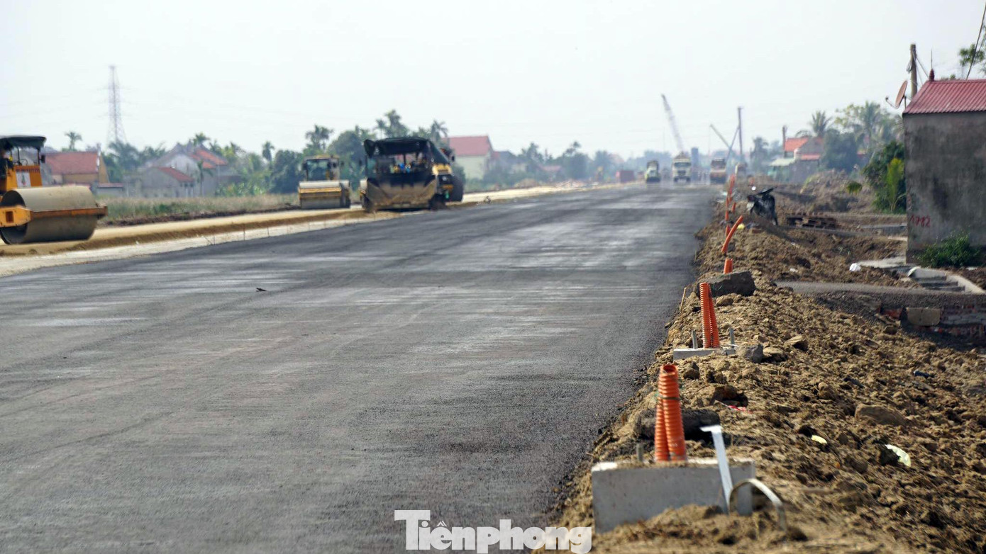 Phó Thủ tướng yêu cầu thành phố Hải Phòng chỉ đạo các nhà thầu khẩn trương tháo gỡ một số vướng mắc, huy động phương tiện, nhân lực, tổ chức thi công 2 ca liên tục để rút ngắn tiến độ từ 15 tháng xuống 9 tháng. Quyết tâm đưa vào sử dụng ngay trong năm 2022.