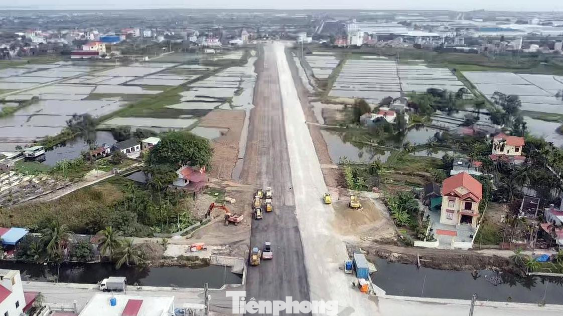 Tuyến đường bộ ven biển qua địa phận TP Hải Phòng dài 20km, dọc các huyện Kiến Thụy, Tiên Lãng và quận Đồ Sơn. Gần 9km còn lại đi qua địa phận huyện Thái Thụy, tỉnh Thái Bình.