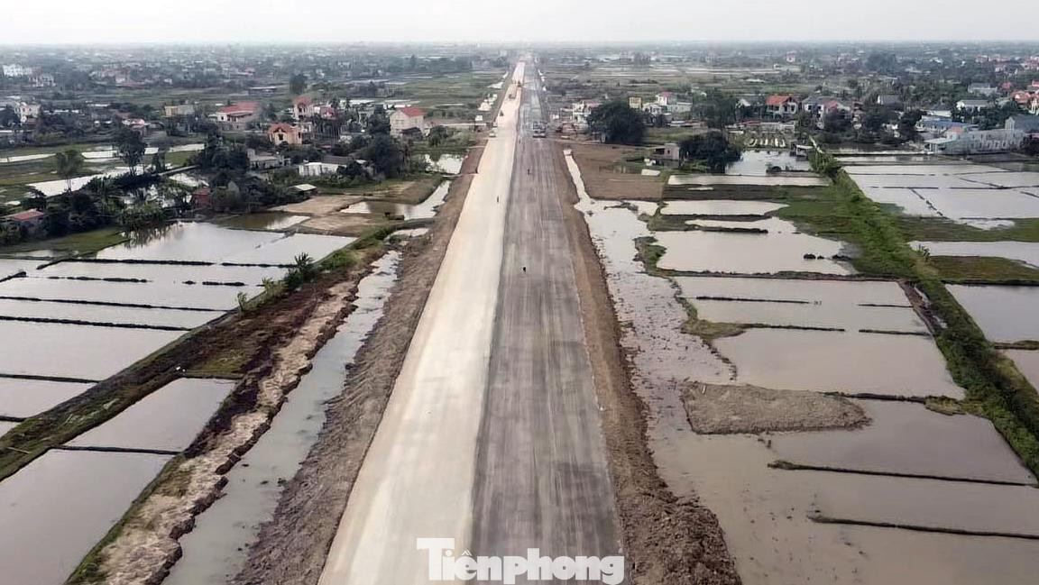 Dự án đầu tư xây dựng mở rộng tuyến đường bộ ven biển đoạn qua địa phận thành phố Hải Phòng từ đường tỉnh 353 (còn gọi là đường Phạm Văn Đồng, thuộc quận Đồ Sơn) đến cầu Thái Bình và 9km trên địa bàn tỉnh Thái Bình theo hình thức đối tác công tư (PPP). Dự án được đầu tư hơn 3.700 tỷ đồng.