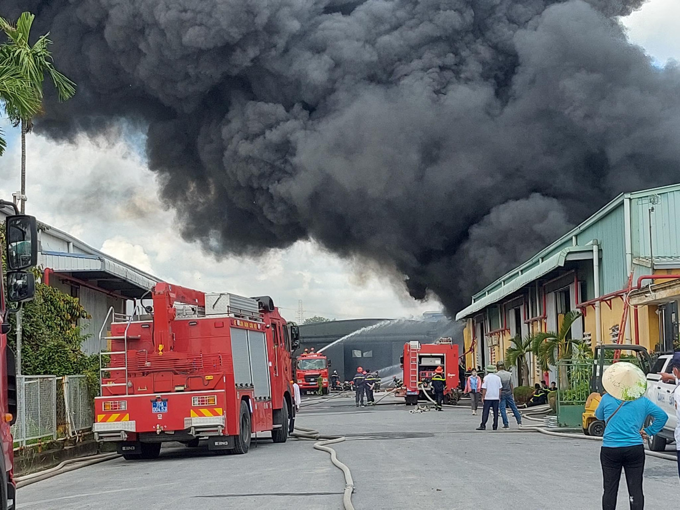 Cảnh sát dập lửa tại hiện trường vụ cháy.