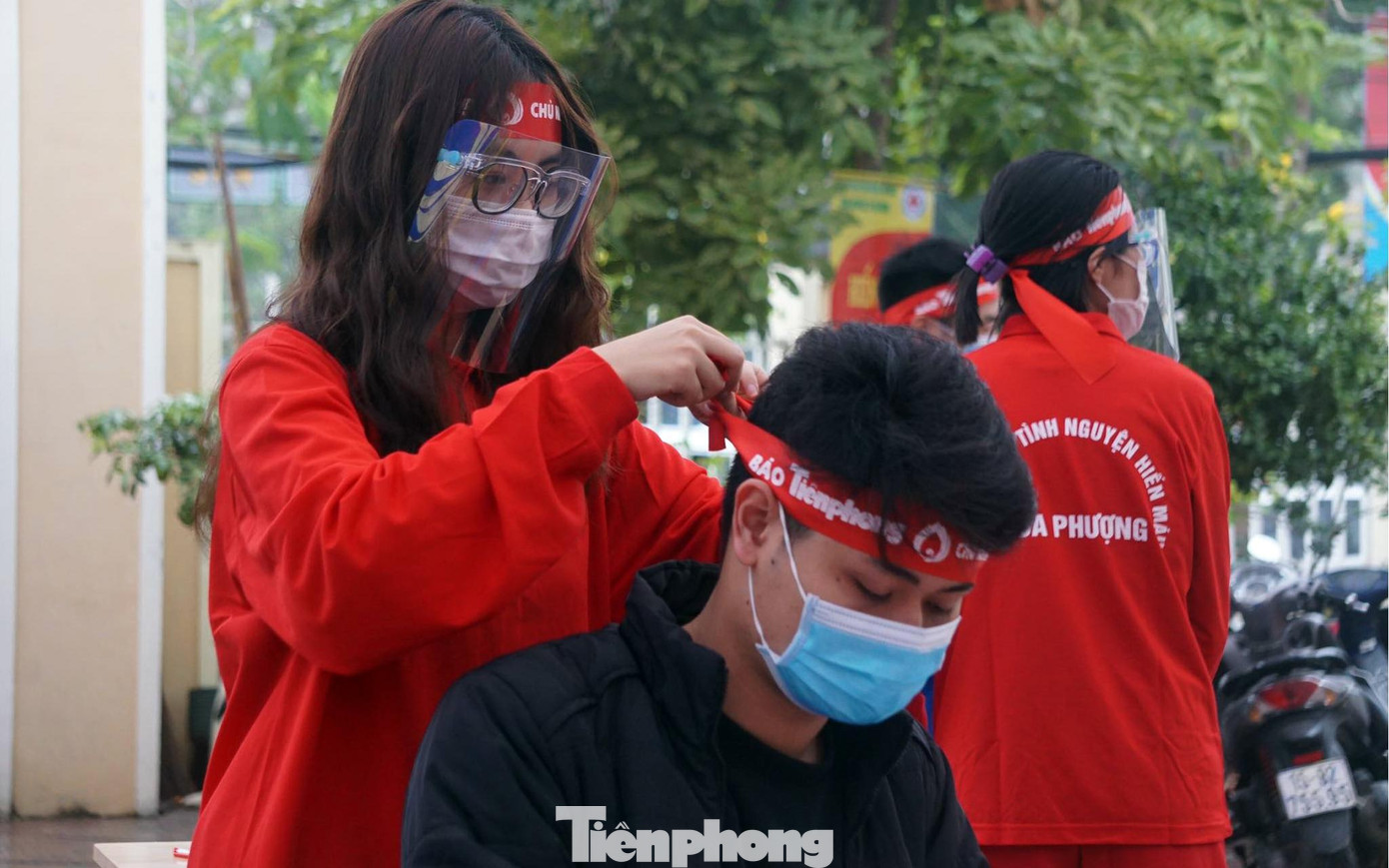 Khổng Trung Sơn (sinh viên Đại học Y dược Hải Phòng) chia sẻ, là sinh viên ngành y nên rất hiểu giá trị của mỗi đơn vị máu được hiến, đặc biệt đối với bệnh nhân nghèo, người không may gặp nạn. Do đó, mỗi khi có chương tình hiến máu tình nguyện, em thường rủ bạn bè, người thân cùng tham gia. Sơn cho biết, đây là lần thứ 3 tham gia hiến máu cứu người tại Hải Phòng.