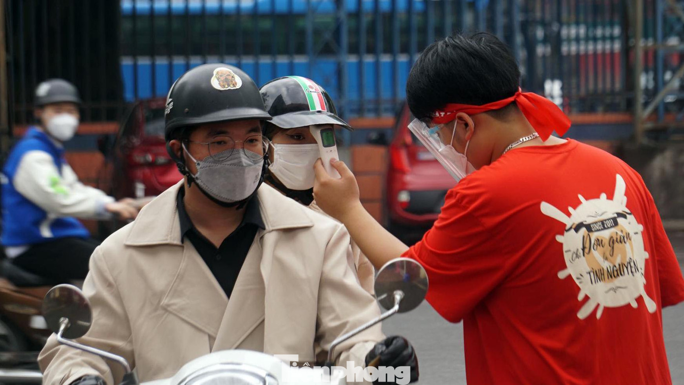 Từ sớm, hàng trăm người dân trên địa bàn thành phố Hải Phòng đã tới Trường THCS Nguyễn Đình Chiểu để tham gia Chủ Nhật Đỏ - Lễ hội xuân hồng. Các tình nguyện viên đo thân nhiệt, xịt cồn sát khuẩn và chuẩn bị khẩu trang, điểm quét mã QR hỗ trợ người tới hiến máu.