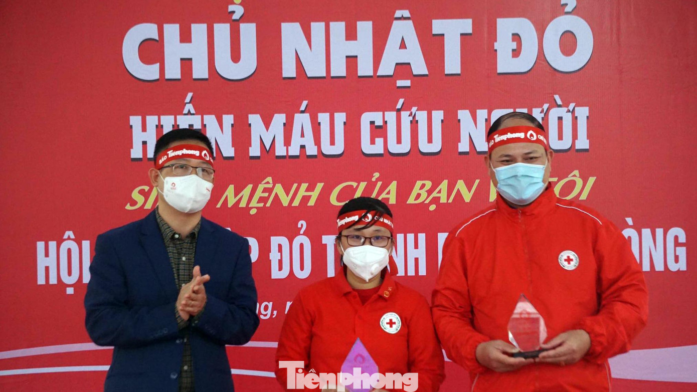 Nhân dịp này, Ban tổ chức Chủ Nhật Đỏ cũng tặng kỷ niệm chương cho cá nhân, tập thể tại Hải Phòng tích cực trong công tác vận động hiến máu cứu người.