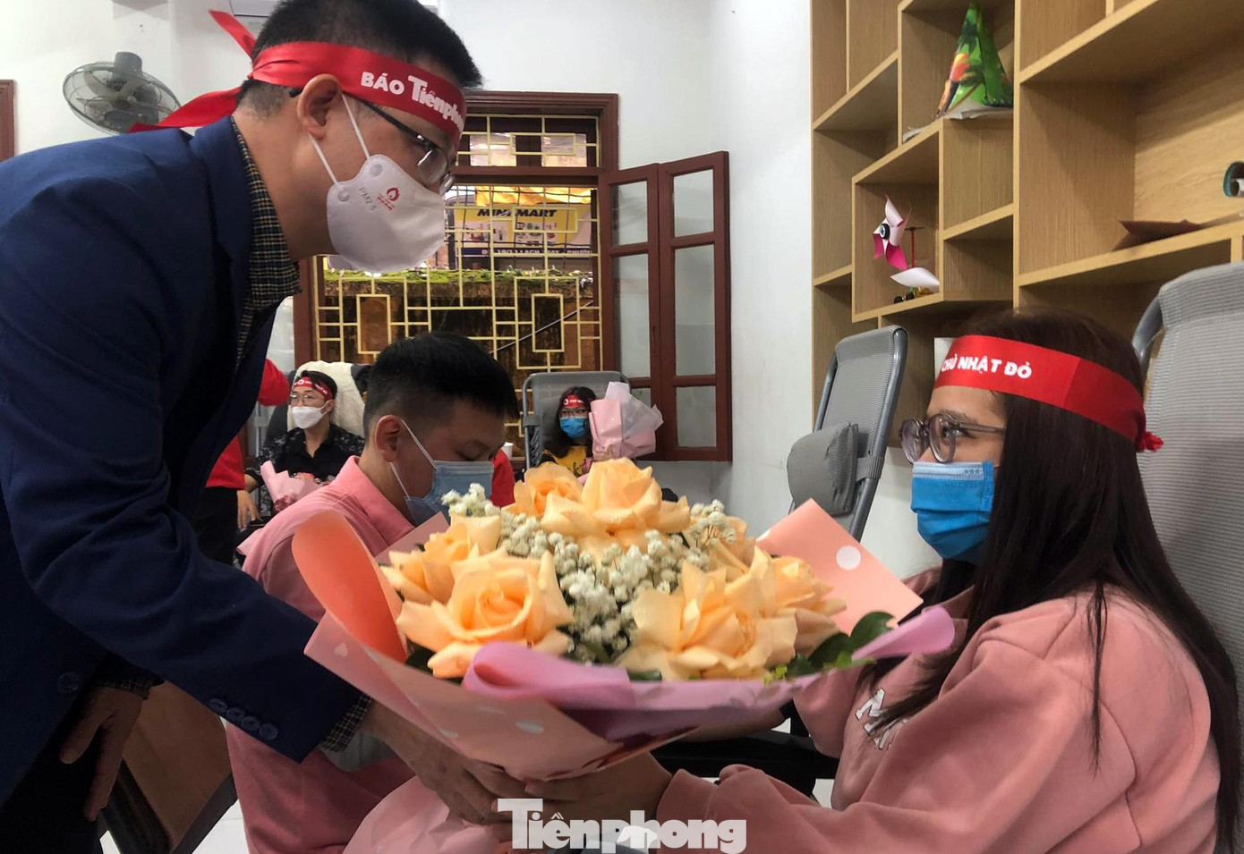 &quot;Nhiều năm qua Ban chỉ đạo vận động hiến máu tình nguyện TP Hải Phòng đã kết nối với nhiều câu lạc bộ tình nguyện, các trường đại học - cao đẳng trên địa bàn phối hợp với Báo Tiền Phong tổ chức nhiều chương trình hiến máu tình nguyện. Năm nay, dù diễn biến dịch bệnh phức tạp, TP Hải Phòng đảm bảo tốt công tác phòng chống dịch, tiếp tục vận động thu hút nhiều bạn trẻ, người dân tham gia hiến máu những ngày cận Tết&quot;, nhà báo Lê Minh Tuấn nói.