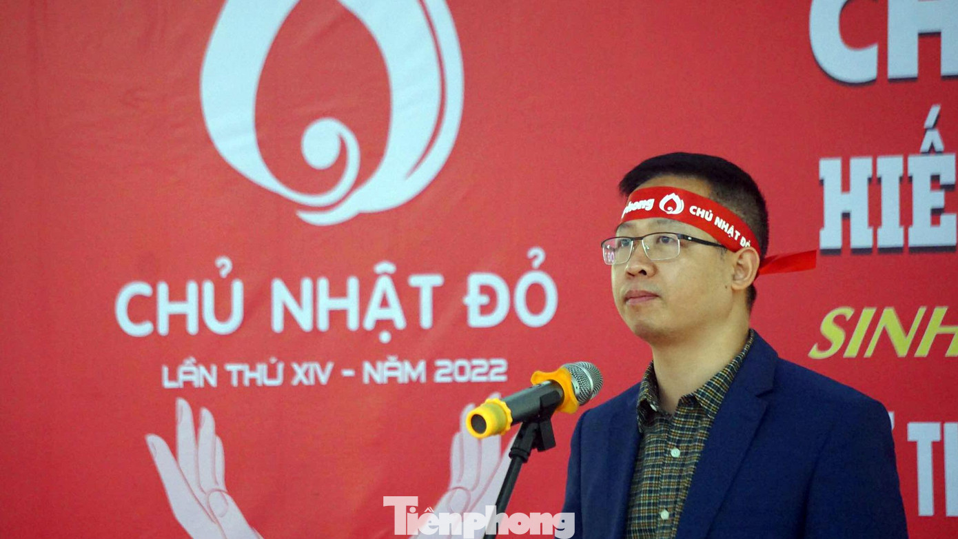 Nhà báo Lê Minh Tuấn - Chủ tịch Công đoàn Báo Tiền Phong chia sẻ, đây là lần thứ XIV Báo Tiền Phong phối hợp với Ủy ban ATGT Quốc gia, Viện Huyết học và tuyền máu TƯ, cùng các bộ ngành, địa phương trên cả nước tổ chức ngày &quot;Chủ nhật đỏ&quot; hiến máu cứu người.