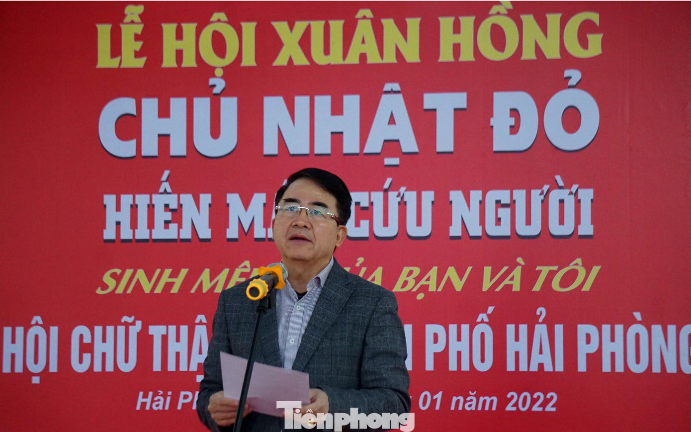 Ông Lê Khắc Nam - Phó chủ tịch UBND TP Hải Phòng cho biết, mỗi năm có hàng nghìn bệnh nhân, người dân trên địa bàn thành phố mắc bệnh hiểm nghèo, gặp nạn... cần máu để điều trị. Nhiều năm qua thành phố phối hợp với Báo Tiền Phong, Hội chữ thập đỏ thành phố và các câu lạc bộ tình nguyện đã tổ chức nhiều chương trình vận động, thu hút hàng nghìn thanh niên, người dân trên địa bàn tham gia hiến máu cứu người.