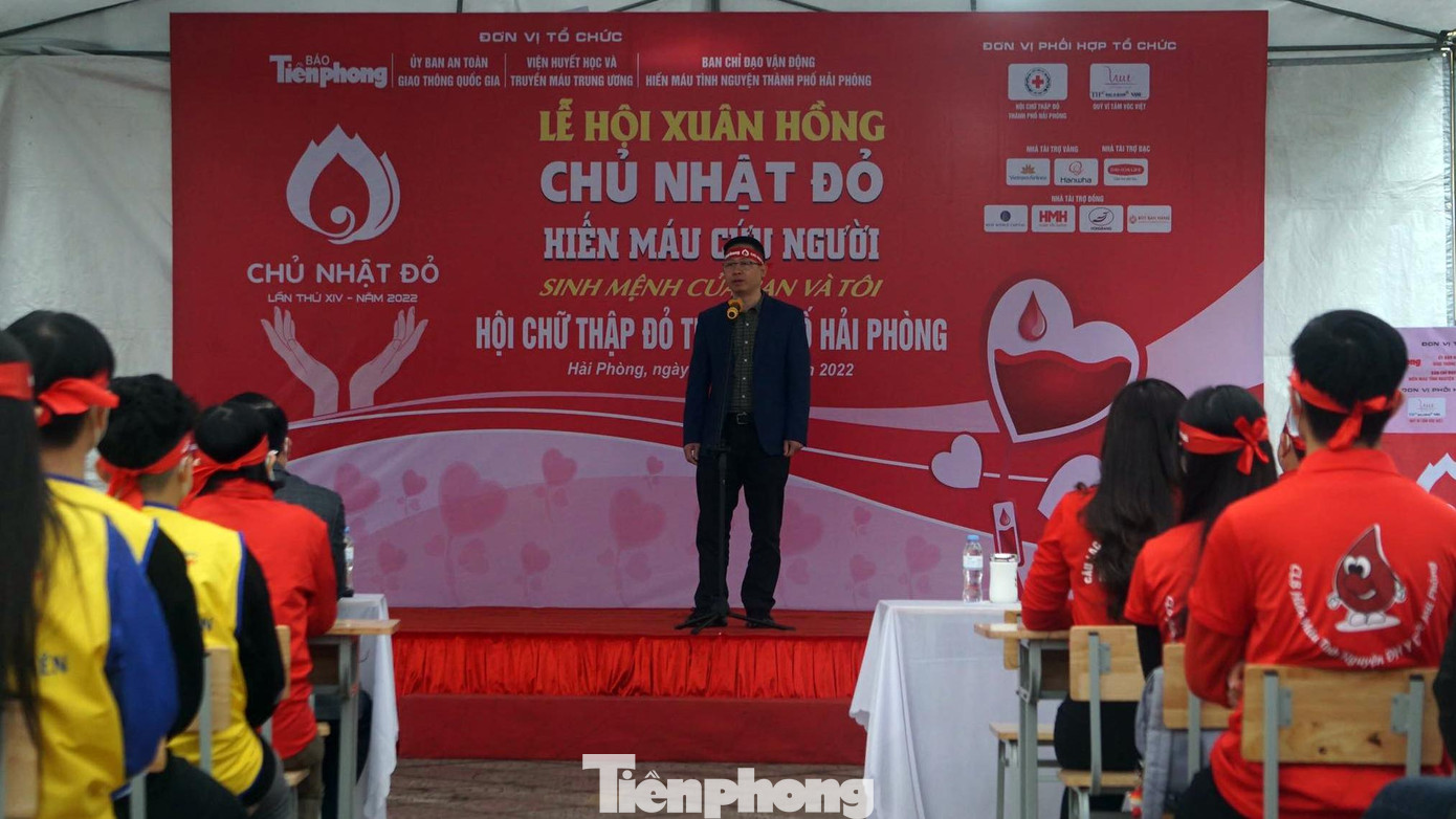 Sáng 23/1 (tức 21 tháng Chạp Tết Nguyên đán Nhâm Dần 2022), Báo Tiền Phong phối hợp với Ban chỉ đạo vận động hiến máu tình nguyện TP Hải Phòng tổ chức ngày &quot;Chủ nhật Đỏ - Lễ hội xuân hồng&quot;, vận động hiến máu cứu người tại điểm Trường THCS Nguyễn Đình Chiểu.