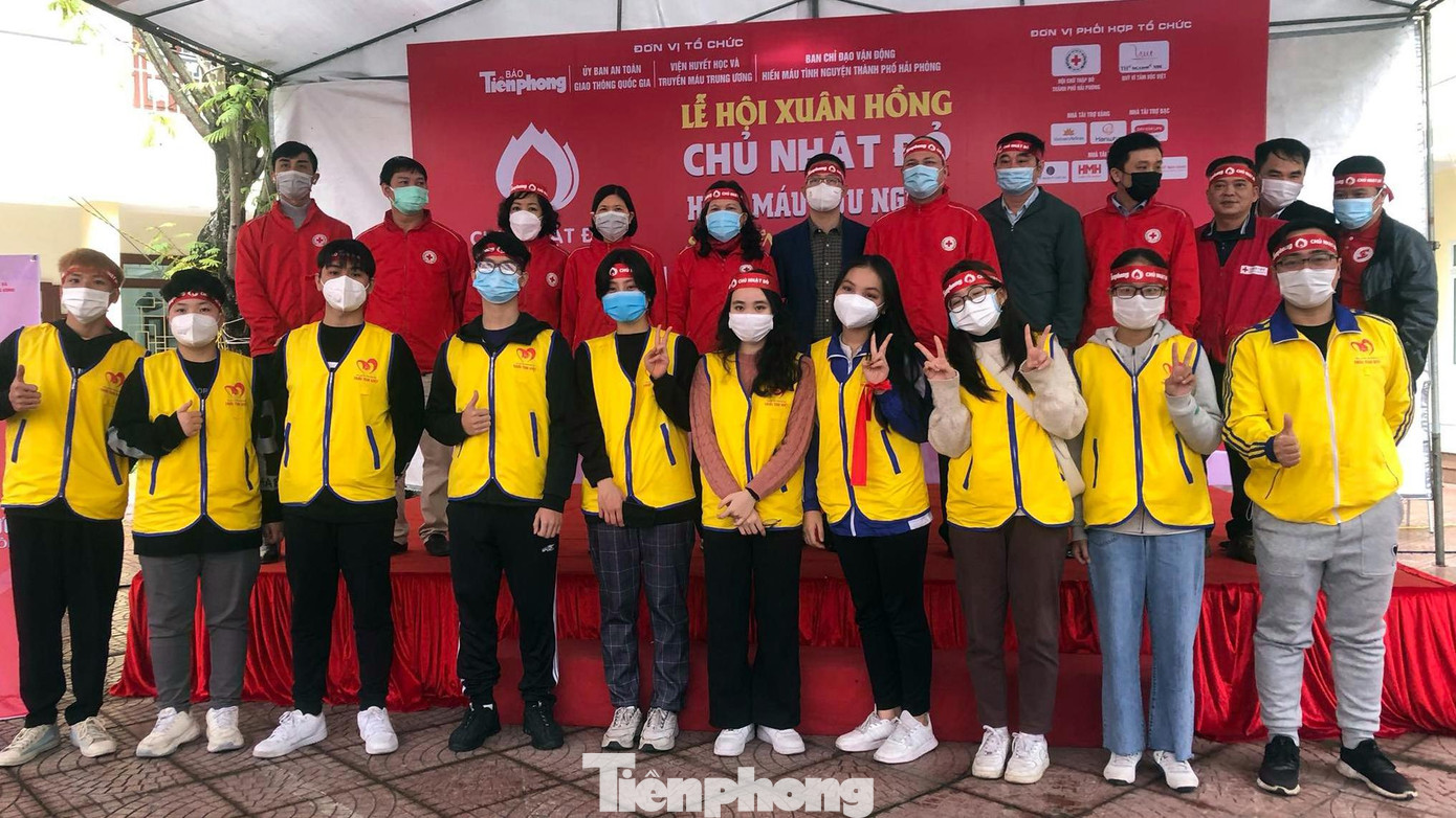Đại diện Ban tổ chức &quot;Chủ nhật đỏ - Lễ hội xuân hồng&quot; chụp ảnh lưu niệm với các CLB hiến máu tình nguyện như: CLB Hoa Phượng, CLB Trái tim Việt, ĐH Hàng Hải, ĐH Y dược Hải Phòng...