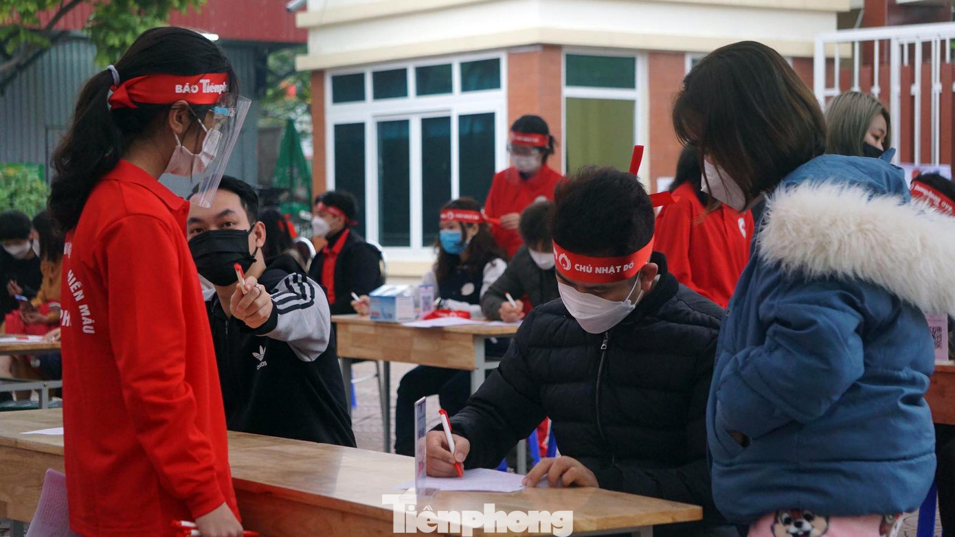 Hàng trăm bạn trẻ, sinh viên các trường đại học, cao đẳng trên địa bàn thành phố đăng ký hiến máu.