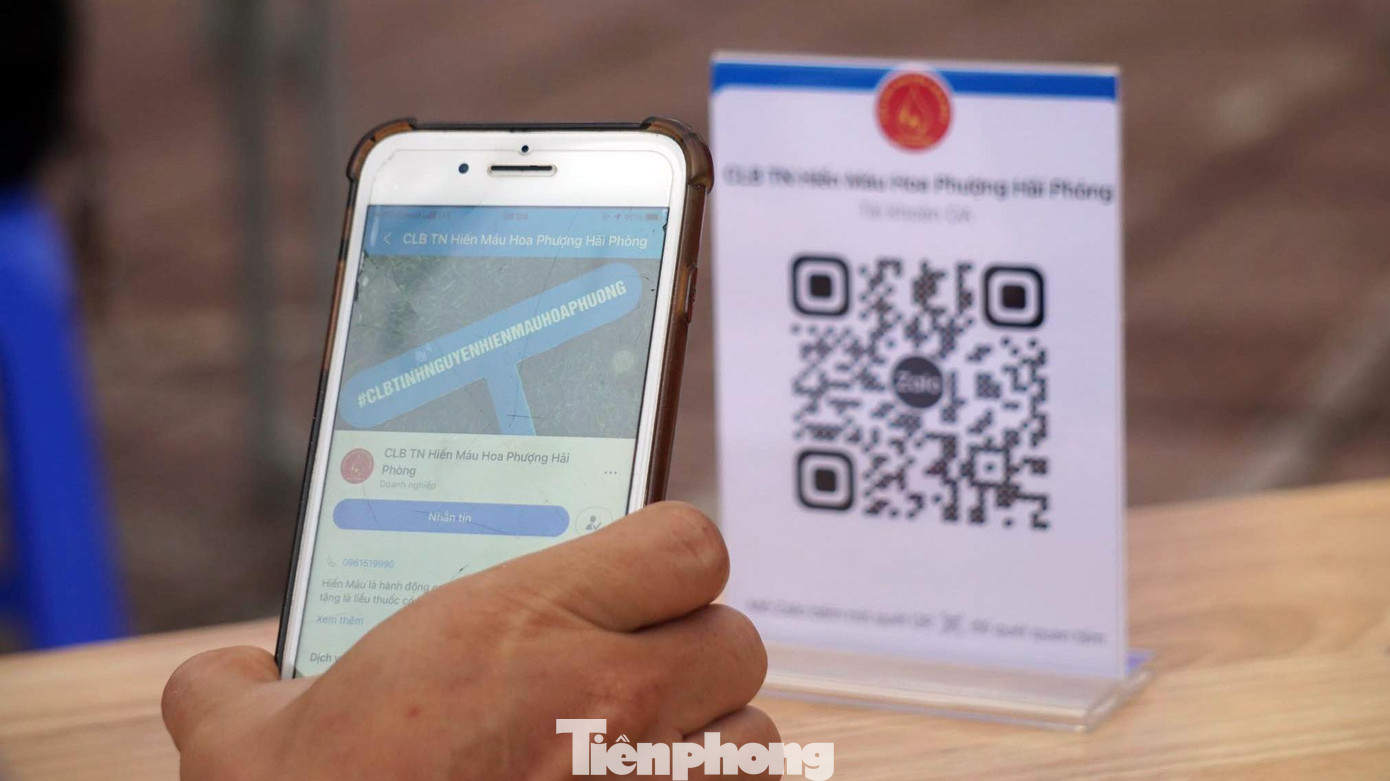 Sau khi đăng ký, người tham gia hiến máu sẽ điền thông tin cá nhân, quét mã QR đảm bảo công tác phòng chống dịch.