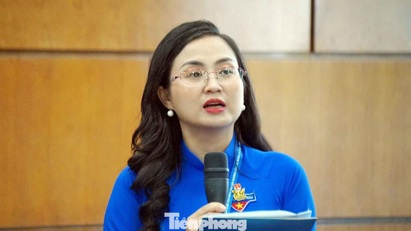 Chị Khúc Kim Lan - Bí thư Đoàn Trường Đại học Kỹ thuật Y tế Hải Dương, phát biểu tại diễn đàn thảo luận.