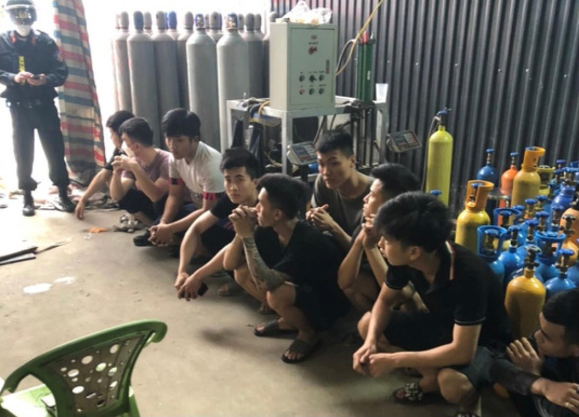 Cảnh sát bắt quả tang cơ sở tổ chức sang chiết khí cười tại Hải Phòng. Cảnh sát bắt quả tang cơ sở tổ chức sang chiết khí cười tại Hải Phòng.