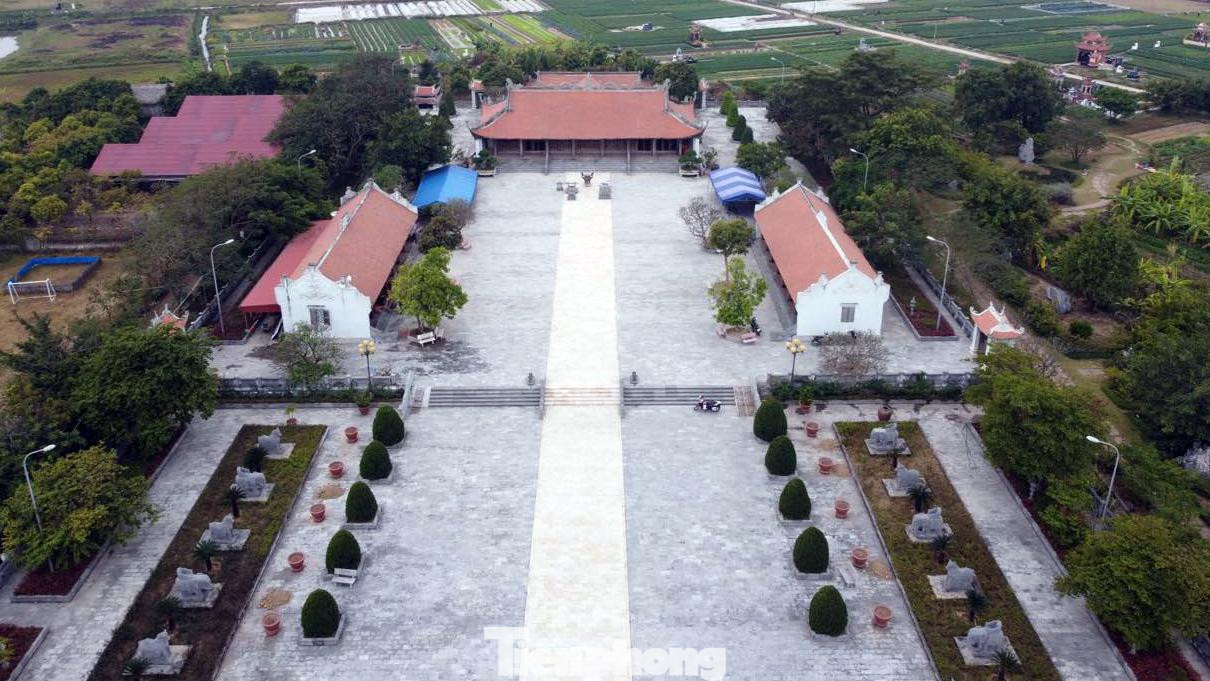 Nơi đây vốn là đất phát tích của nhà Mạc, đồng thời là khu vực trung tâm của Dương Kinh (kinh đô thứ hai sau Thăng Long ở thời thịnh Mạc và được nhiều nhà nghiên cứu xem là kinh đô ven biển đầu tiên của người Việt) triều Mạc ở thế kỷ XVI.