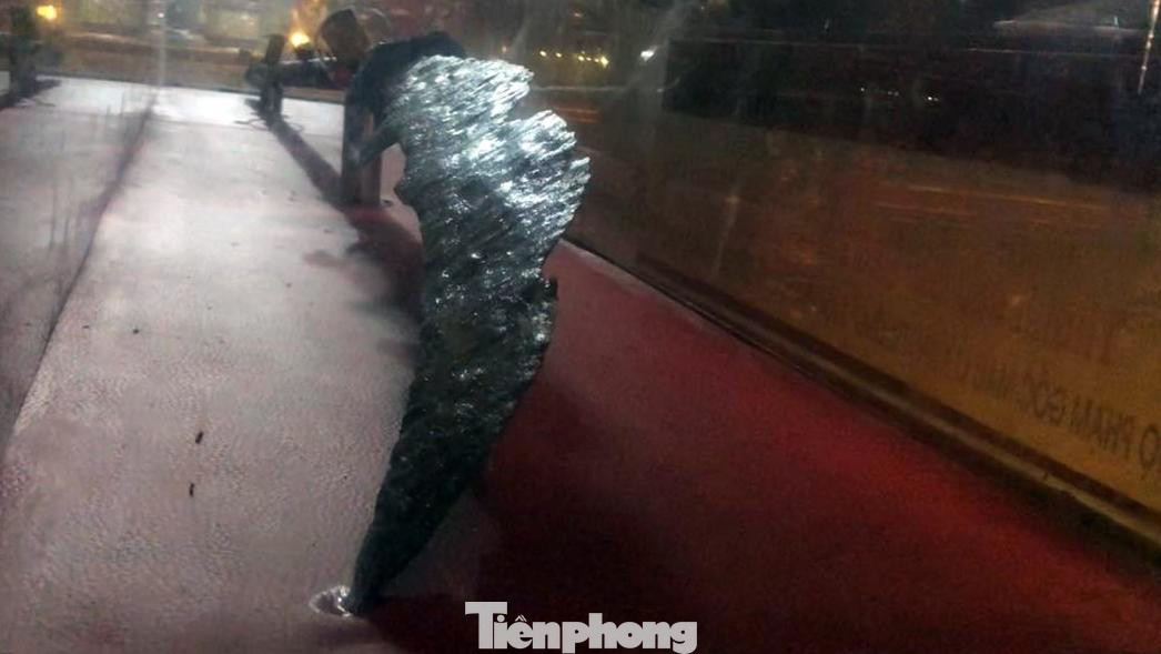 Bản lưỡi đao chỗ rộng nhất 11,5cm, sống lưỡi dày nhất 1,3cm, mỏng dần về đầu lưỡi. Cán đao có tiết diện là hình bầu dục, đường kính 4,5x3,5 cm. Khâu đao tạo tác hình linh vật Nhai Tí (còn gọi Nhái Xế), đầu giống rồng, thân có vẩy, miệng há rộng làm bệ đỡ lưỡi đao, răng nanh nhô ra ngoài, có mũi sư tử, trán lạc đà, mắt tròn to, tai hình quạt, từ hốc mắt toả ra hai bên râu đơn, cong, cuộn đầu.