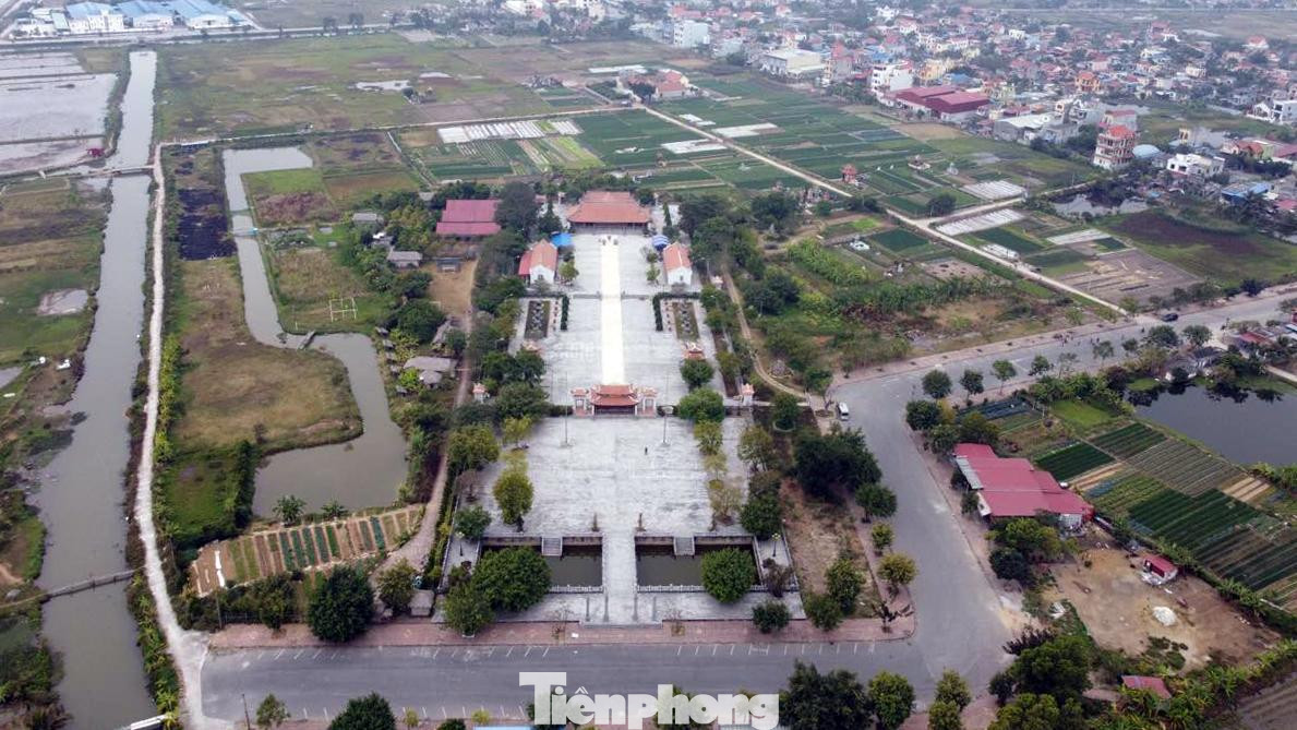 Khu tưởng niệm Vương triều Mạc - Từ đường họ Mạc, là một quần thể các di tích lịch sử - khảo cổ bên cạnh các công trình kiến trúc được xây mới nằm trên một cánh đồng rộng, thuộc địa phận xã Ngũ Đoan (huyện Kiến Thụy, TP Hải Phòng).