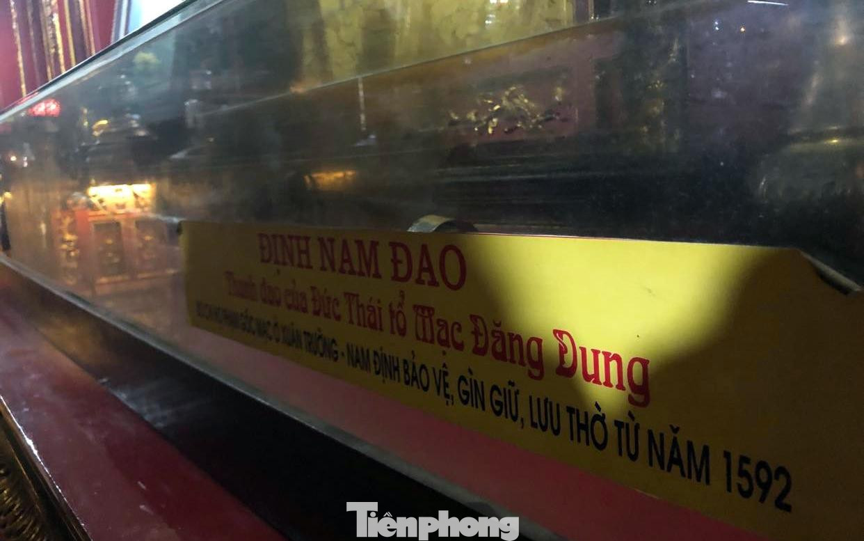 Trong Khu tưởng niệm Vương triều Mạc còn lưu thờ "Định Nam Đao", tương truyền là thanh đại long đao của Thái tổ Mạc Đăng Dung do chi họ Phạm gốc Mạc ở Xuân Trường (Nam Định) bảo vệ, gìn giữ, lưu thờ từ năm 1592.