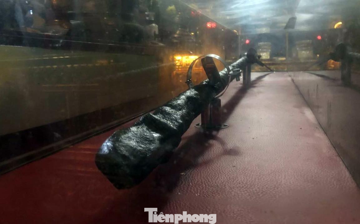 Theo Viện Khảo cổ học Việt Nam, "Định Nam Đao" dài 2,39m, nặng 12,8kg (ước tính trọng lượng khi mới sử dụng khoảng 15kg). Thanh đao được làm bằng kim loại gồm 3 phần: lưỡi đao, khâu đao và cán đao.