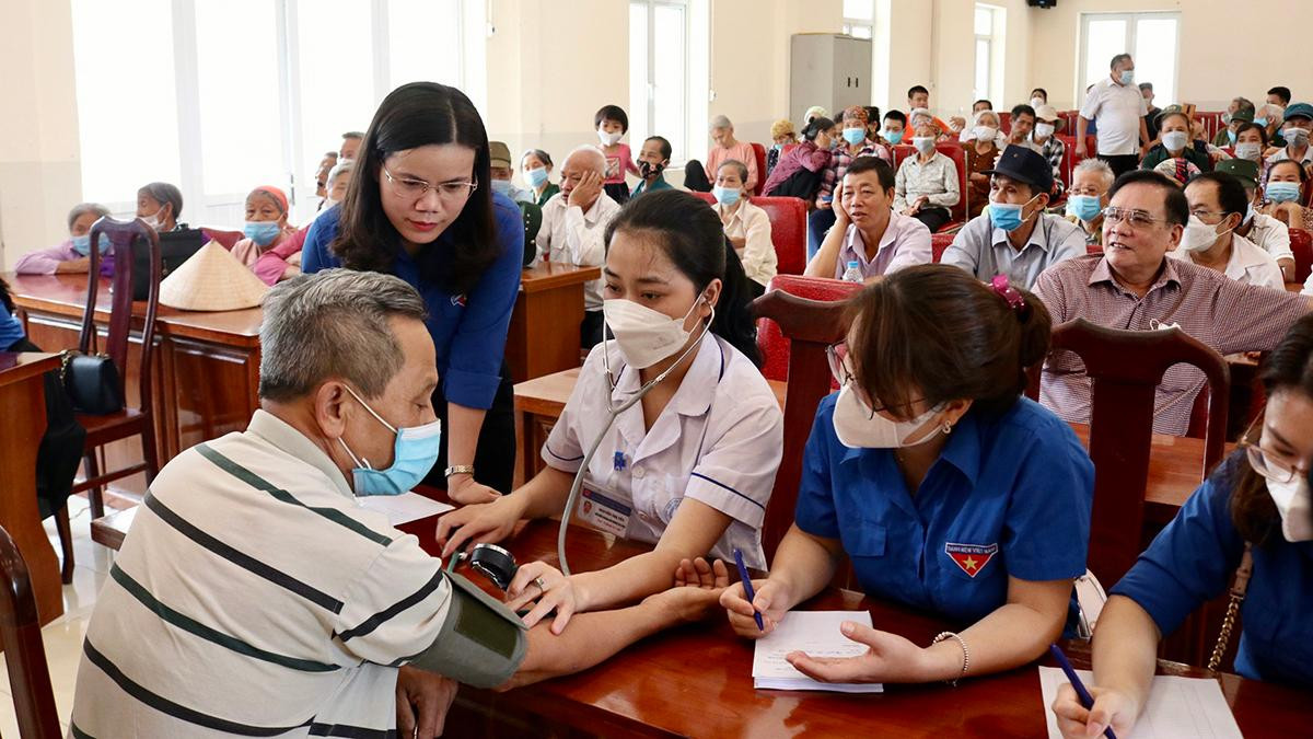 Ngoài ra, Tỉnh Đoàn Hưng Yên đã phát động chương trình thăm khám sức khỏe cho người dân, thăm hỏi tặng quà thanh thiếu nhi, người dân. Đồng thời, phát động chiến dịch chung tay tiêu thụ nông sản bị ứ đọng cho người dân bị ảnh hưởng bởi dịch bệnh.
