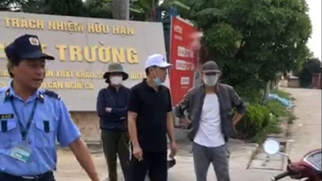 Người dân tập trung trước nhà máy chế biến thủy sản Việt Trường để yêu cầu khắc phục tình trạng ô nhiễm không khí. Người dân tập trung trước nhà máy chế biến thủy sản Việt Trường để yêu cầu khắc phục tình trạng ô nhiễm không khí.