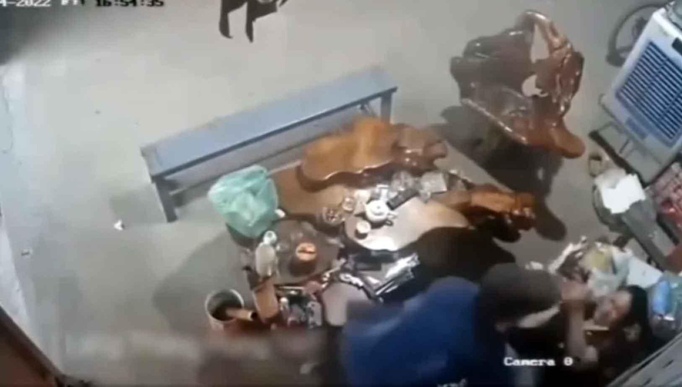 Hình ảnh camera ghi lại cảnh kẻ cướp tấn công bà chủ tiệm tạp hóa.