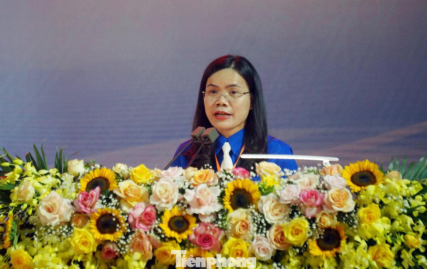 Chị Vũ Hồng Luyến - Bí thư Tỉnh Đoàn Hưng Yên phát biểu khai mạc Đại hội đại biểu Đoàn TNCS Hồ Chí Minh tỉnh Hưng Yên khóa XVI nhiệm kỳ 2022-2027.