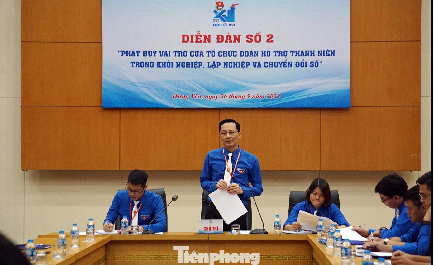 Anh Doãn Thế Dương - Phó Bí thư Tỉnh Đoàn Hưng Yên chủ trì diễn đàn thảo luận: Phát huy vai trò của tổ chức đoàn hỗ trợ thanh niên khởi nghiệp, lập nghiệp, chuyển đổi số.