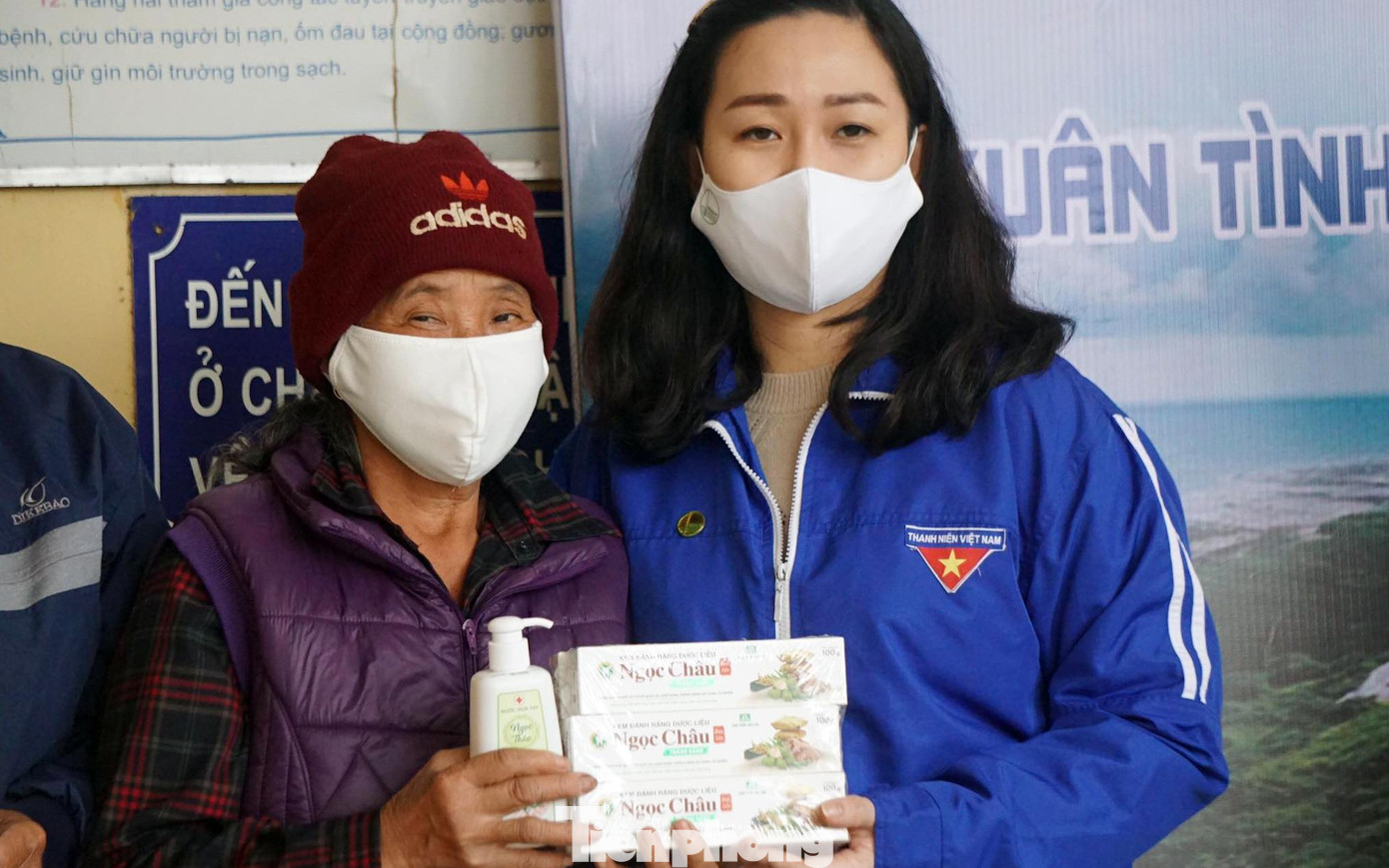 Đại diện Đoàn thanh niên Đại học quốc gia Hà Nội trao tặng kem đánh răng, cồn sát khuẩn cho người dân. Đại diện Đoàn thanh niên Đại học quốc gia Hà Nội trao tặng kem đánh răng, cồn sát khuẩn cho người dân.