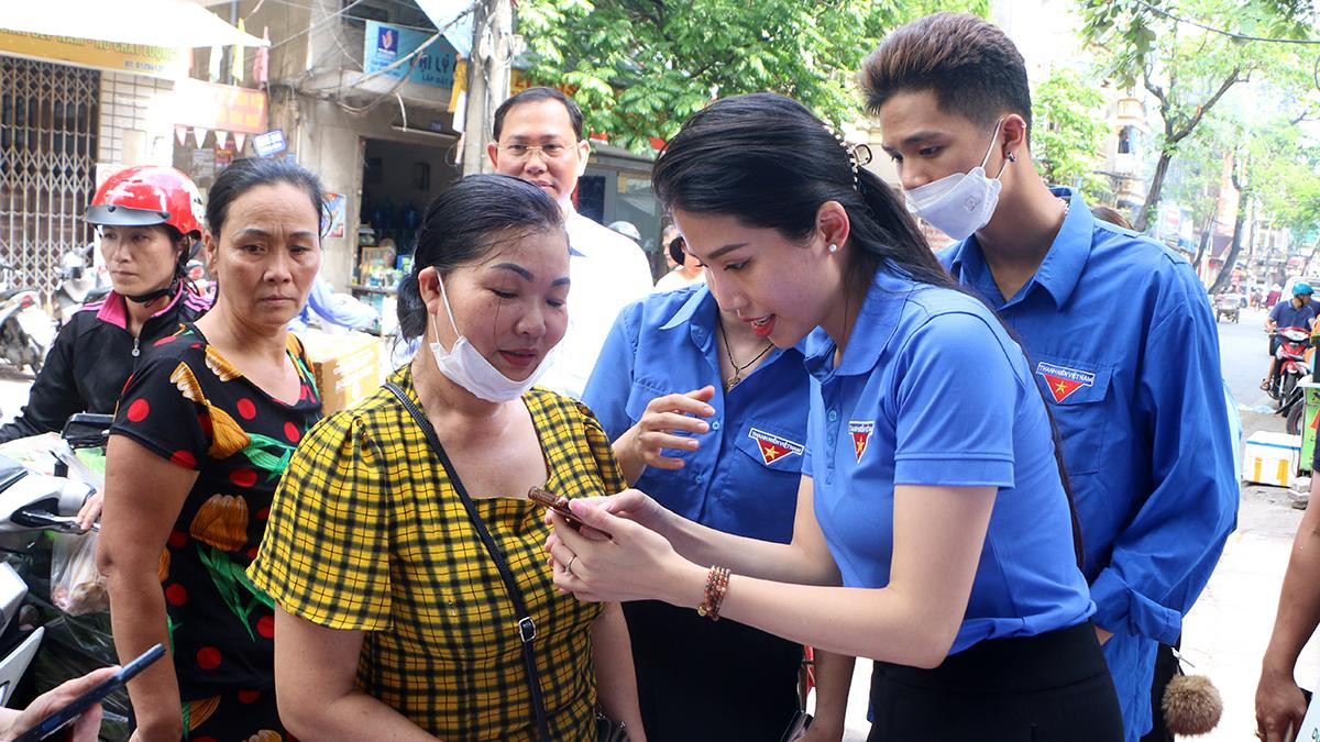 Hướng dẫn người dân cài đặt, sử dụng các nền tảng số, ứng dụng số cơ bản.