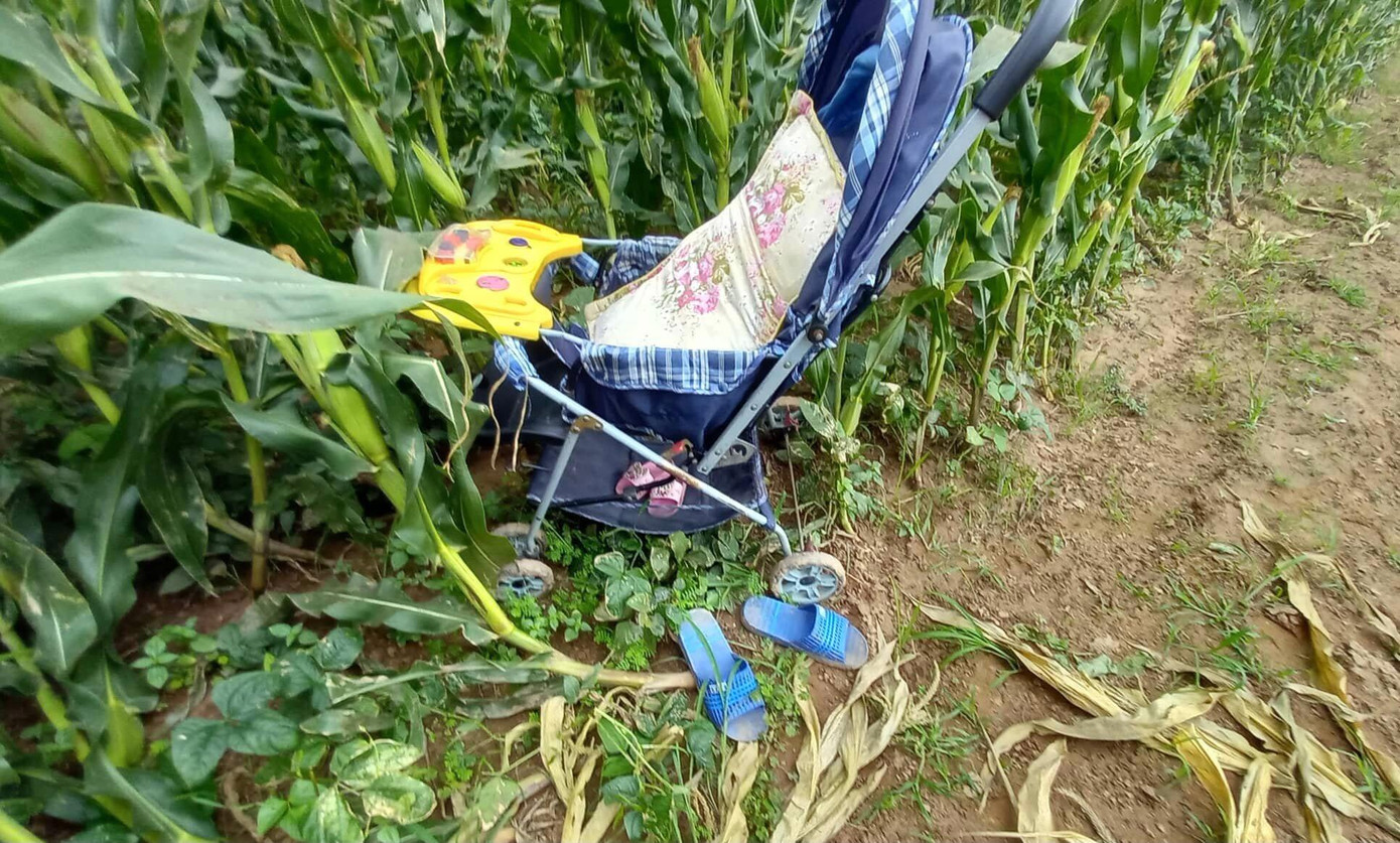 Dép, điện thoại, xe đẩy của cô giáo mầm non để lại bên bờ sông Thái Bình (đoạn qua địa phận xã Cẩm Văn, huyện Cẩn Giàng, Hải Dương).