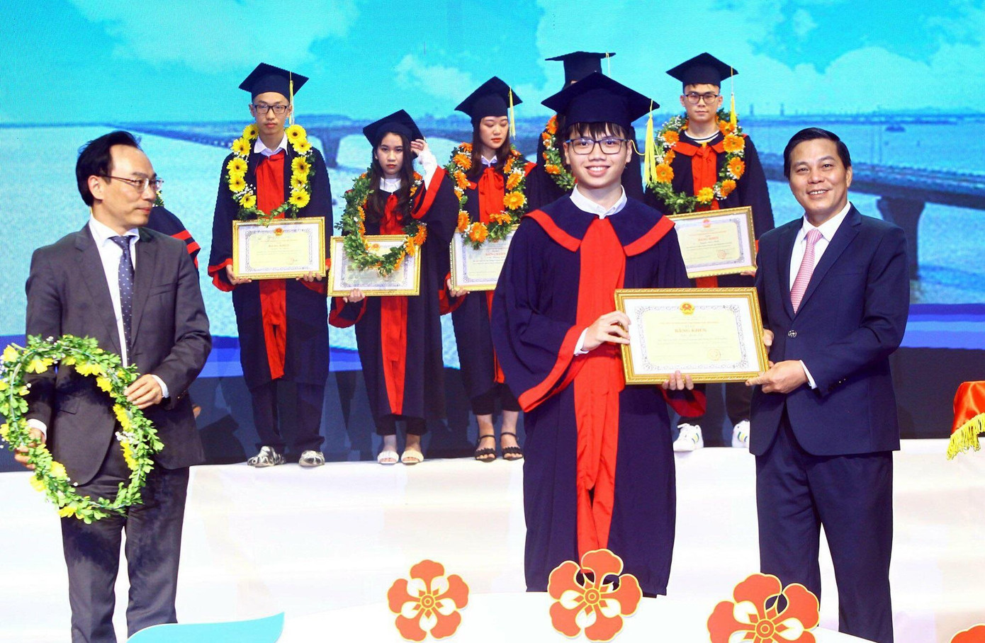 Ông Nguyễn Văn Tùng - Chủ tịch UBND TP Hải Phòng trao bằng khen cho học sinh, sinh viên xuất sắc năm 2021.