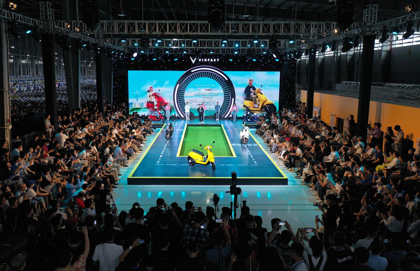 Ngày 29/9, tại Nhà máy VinFast Hải Phòng, gần 300 khách hàng đặt cọc sớm nhất đã được nhận chiếc xe máy điện thông minh Evo200 do Công ty TNHH Kinh doanh Thương mại và Dịch vụ VinFast bàn giao.