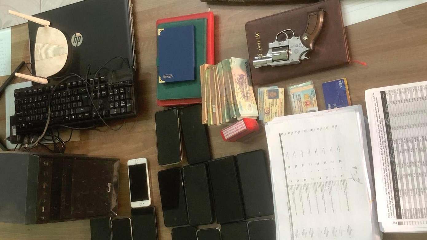 Tang vật liên quan đường dây tổ chức cá độ, cho vay nặng lãi nghìn tỷ ở Hưng Yên. Tang vật liên quan đường dây tổ chức cá độ, cho vay nặng lãi nghìn tỷ ở Hưng Yên.