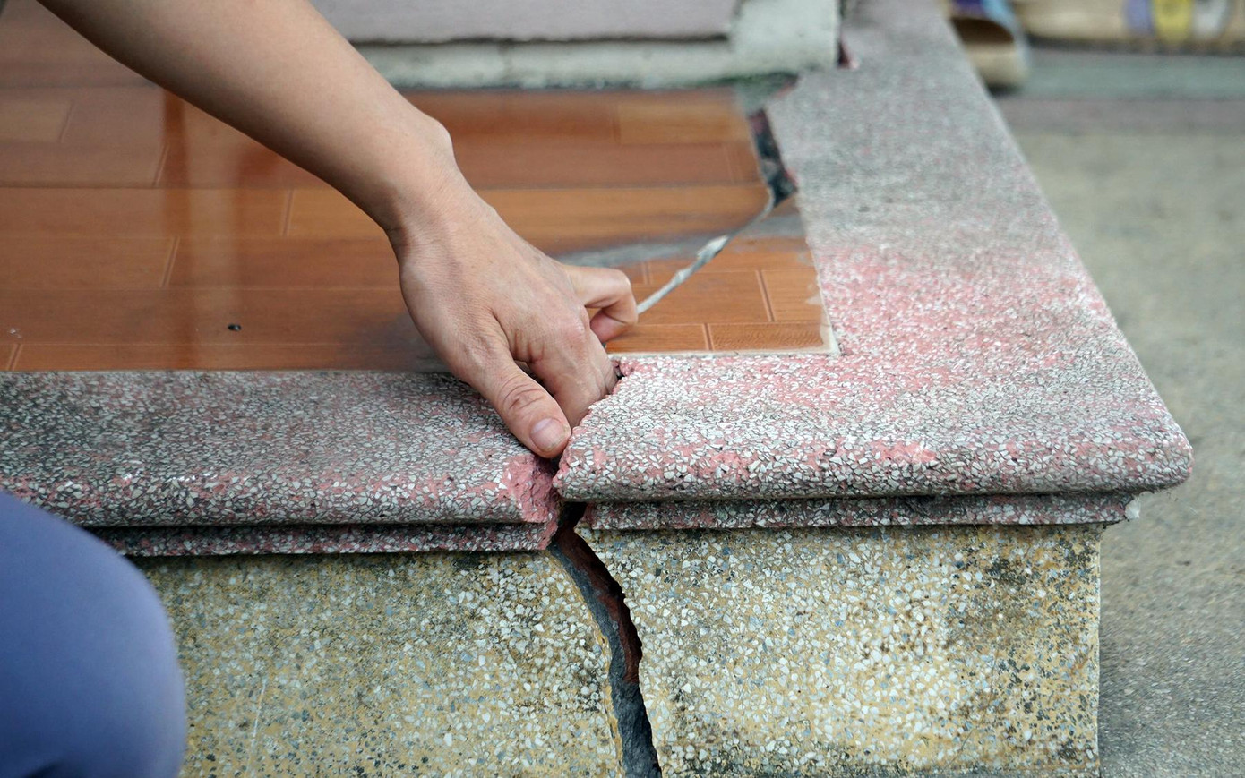 Vết nứt móng nhà rộng 2-3cm và ngày càng mở rộng khiến ngôi nhà của gia đình chị Vui nghiêng hẳn về phía sau. Theo ghi nhận của phóng viên, có 7 hộ dân thôn Trại Nẻ (phường An Lạc) và phường Vân Đức (TP Chí Linh) xuất hiện tình trạng sụt nền móng, nứt tường. Ngoài ra, một số khu vực đường giao thông liên thôn trong khu dân cư có dấu hiệu sụt lún, xuất hiện các vết nứt dài. Vết nứt móng nhà rộng 2-3cm và ngày càng mở rộng khiến ngôi nhà của gia đình chị Vui nghiêng hẳn về phía sau. Theo ghi nhận của phóng viên, có 7 hộ dân thôn Trại Nẻ (phường An Lạc) và phường Vân Đức (TP Chí Linh) xuất hiện tình trạng sụt nền móng, nứt tường. Ngoài ra, một số khu vực đường giao thông liên thôn trong khu dân cư có dấu hiệu sụt lún, xuất hiện các vết nứt dài.