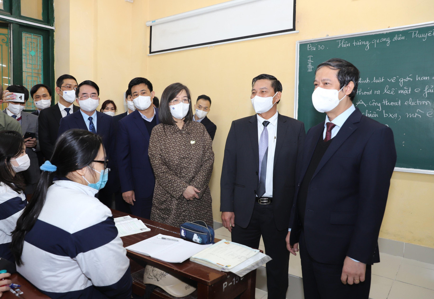 Bộ trưởng GD&ĐT Nguyễn Kim Sơn và đoàn công tác kiểm tra việc tổ chức dạy trực tiếp tại các trường học ở Hải Phòng ngày 9/2. Bộ trưởng GD&ĐT Nguyễn Kim Sơn và đoàn công tác kiểm tra việc tổ chức dạy trực tiếp tại các trường học ở Hải Phòng ngày 9/2.